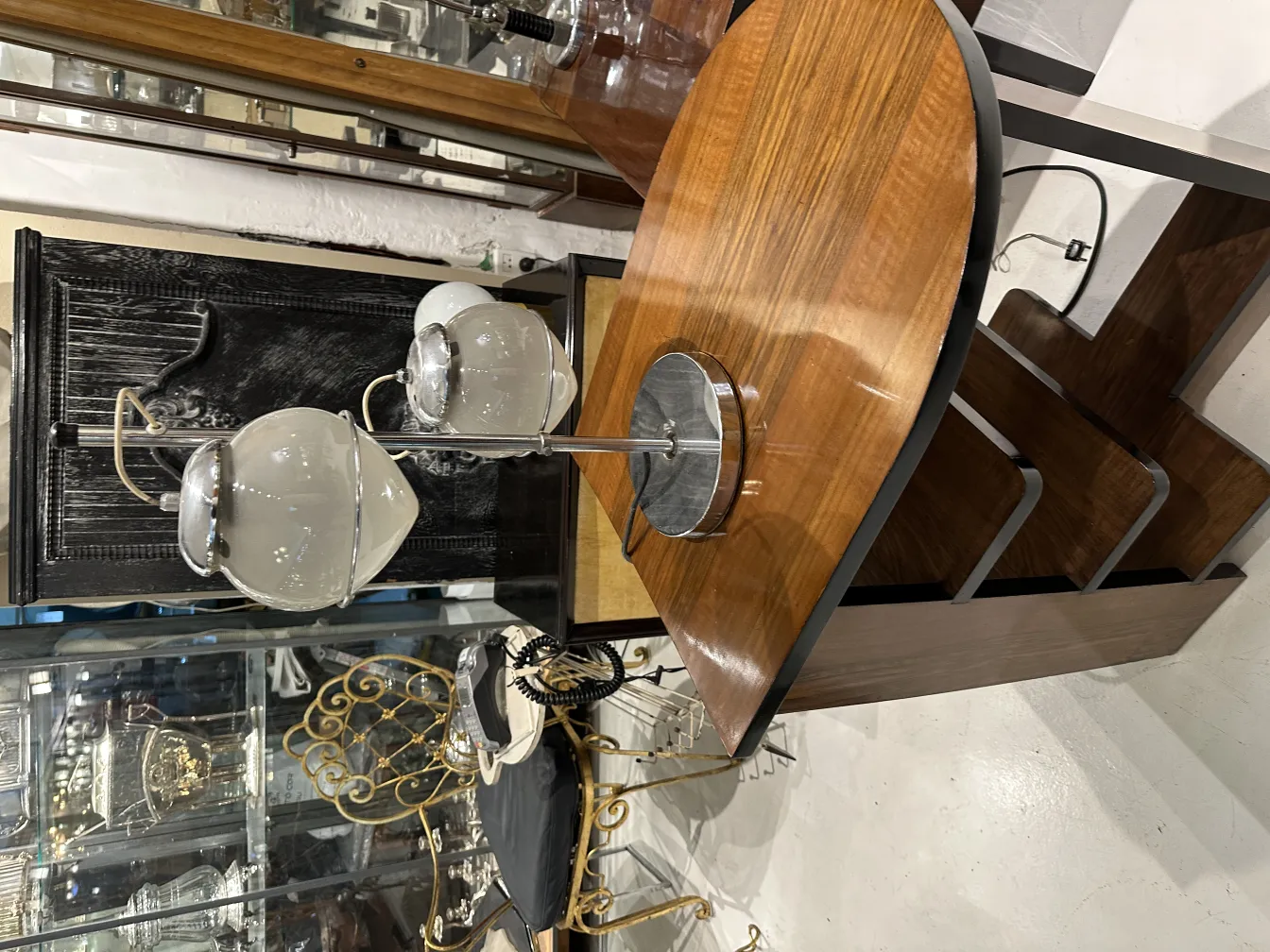 luminária de mesa antiga com duas telas em um ambiente elegante