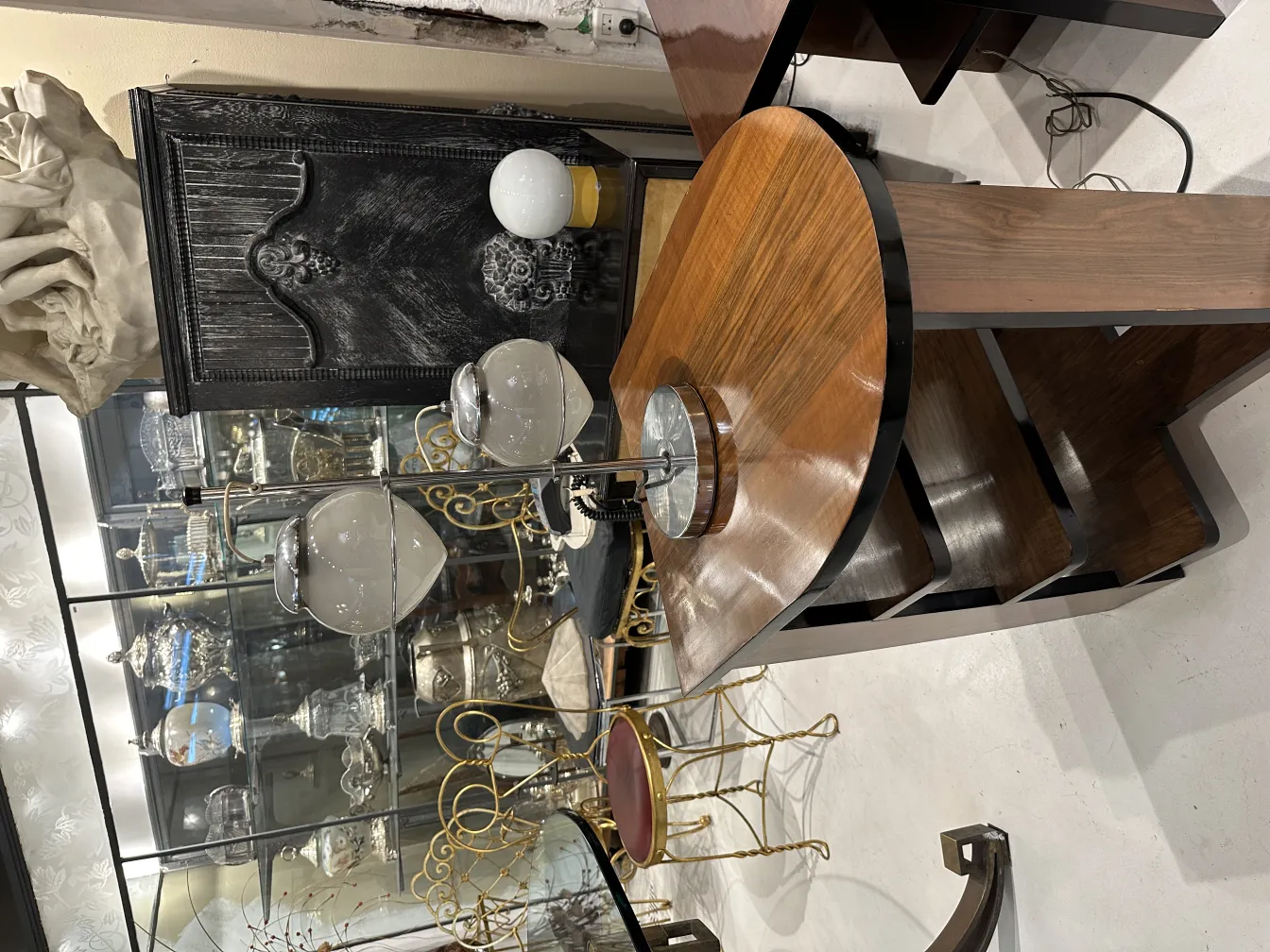 Luminária de mesa antiga com esferas brancas e exibição elegante.