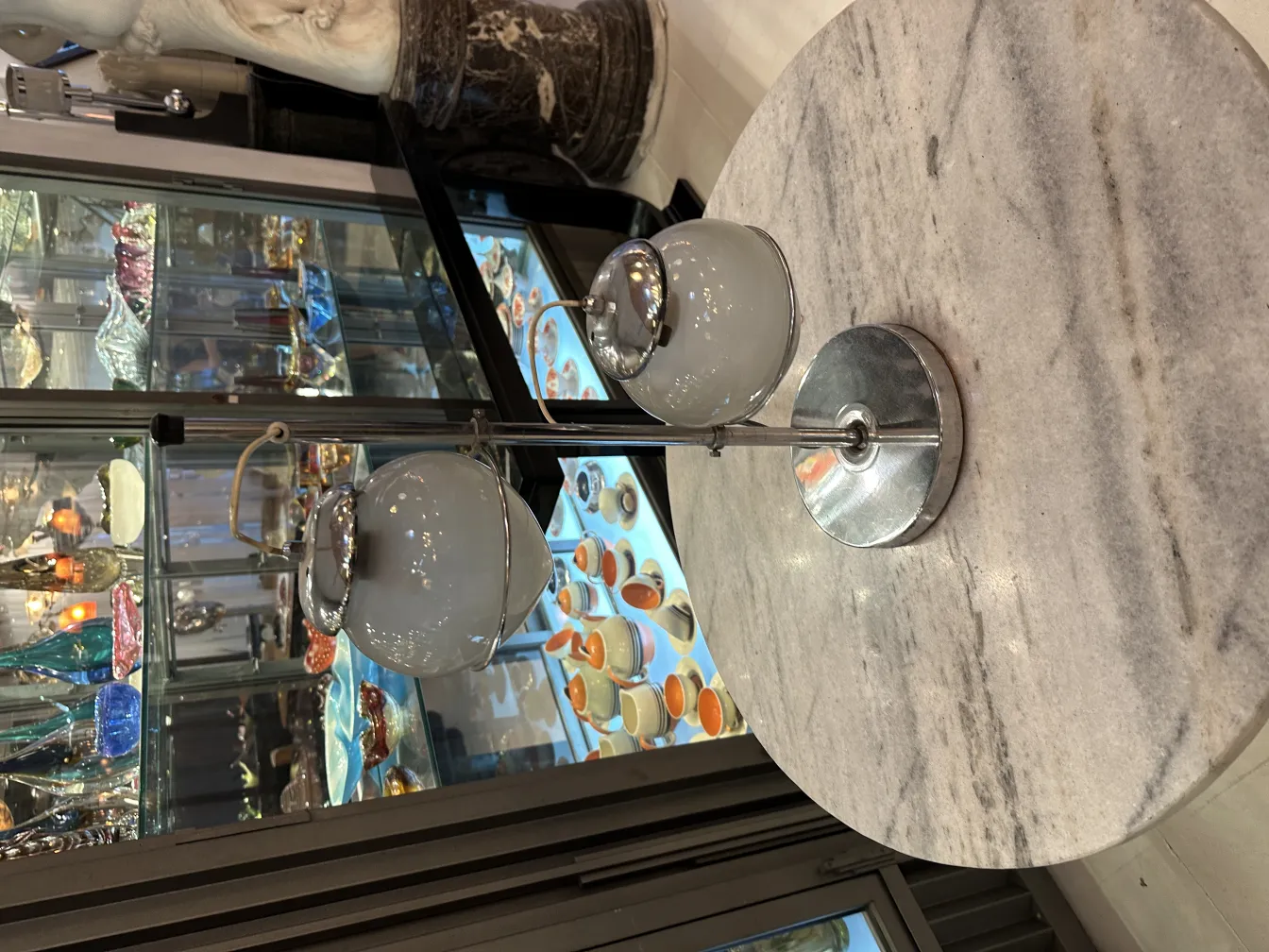 antike tischlampe mit zwei weißen schirmen in einer eleganten umgebung