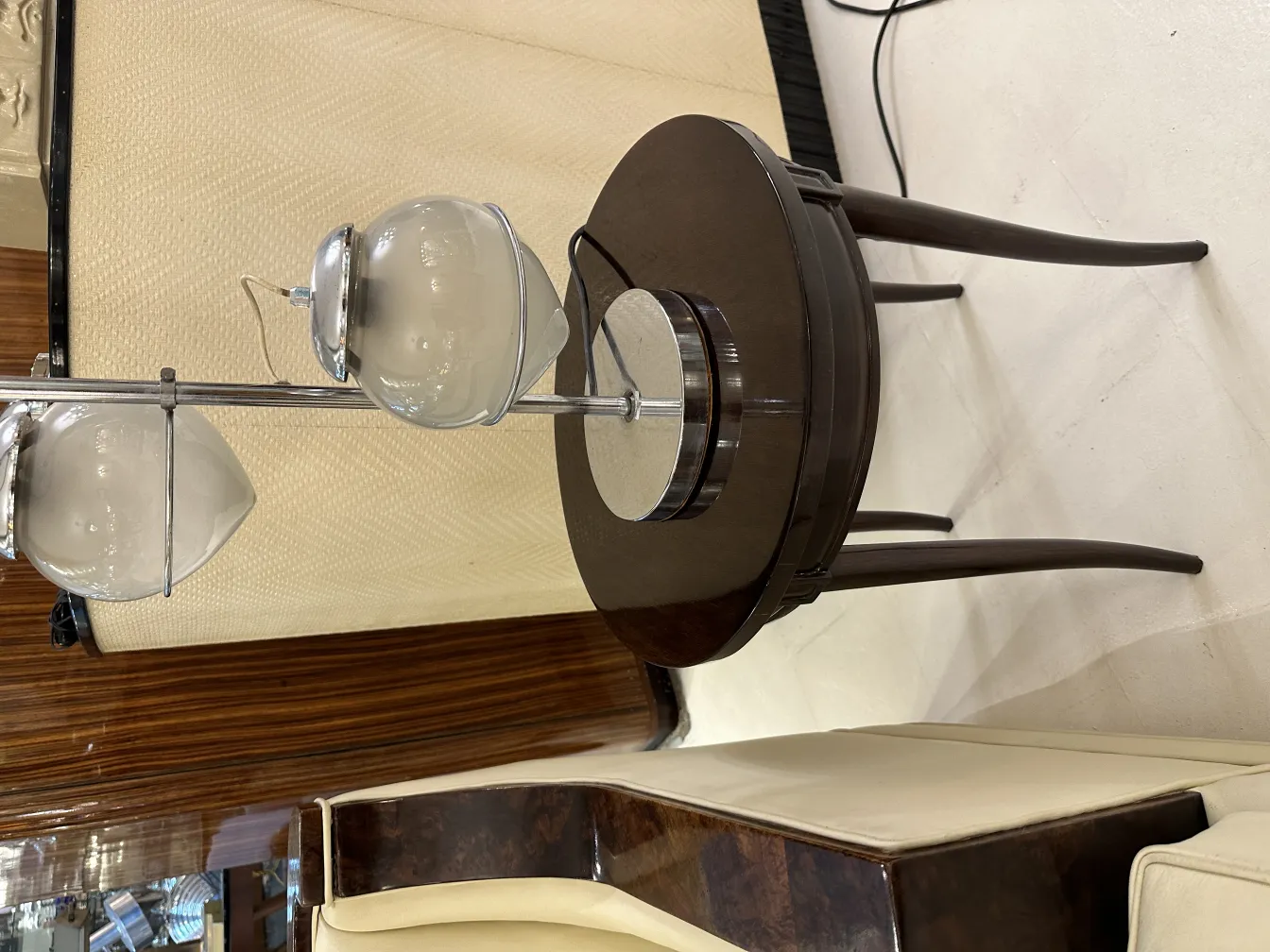 antigua lámpara de mesa con esferas de cristal, iluminando un entorno acogedor