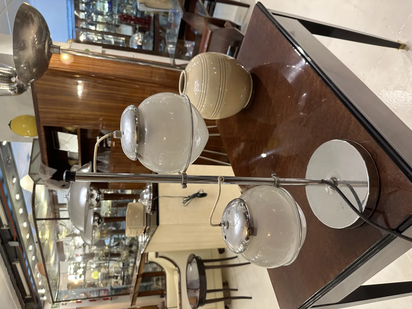 Lampada da tavolo antica con due luci, design semplice ed elegante, atmosfera accogliente.