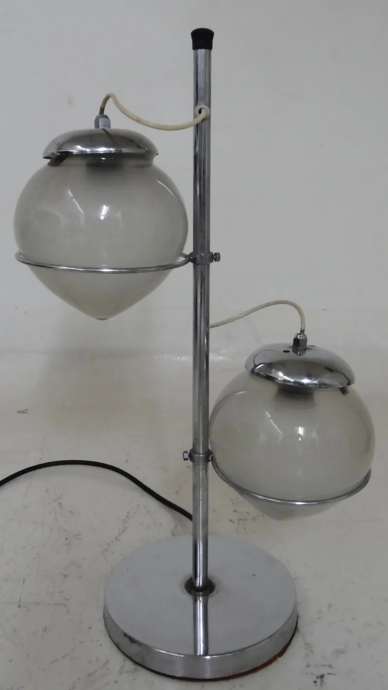 Lampe de bureau ancienne avec deux sphères en verre sur une base métallique, décoration élégante pour tout environnement