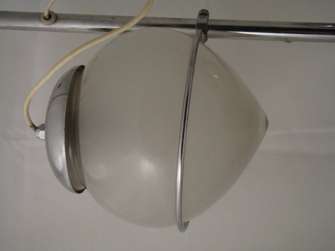 alte tischlampe mit sphärischer form und sichtbarem kabel