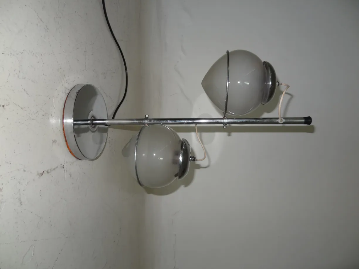 antike Tischlampe mit zwei Lichtern in neutralem Umfeld