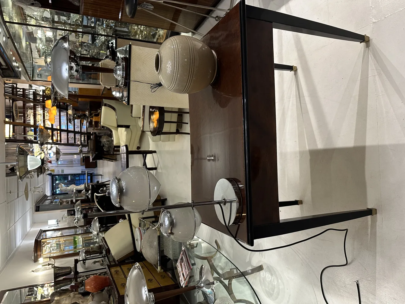 Lampe de bureau ancienne avec une base brillante et des détails clairs dans un cadre élégant.