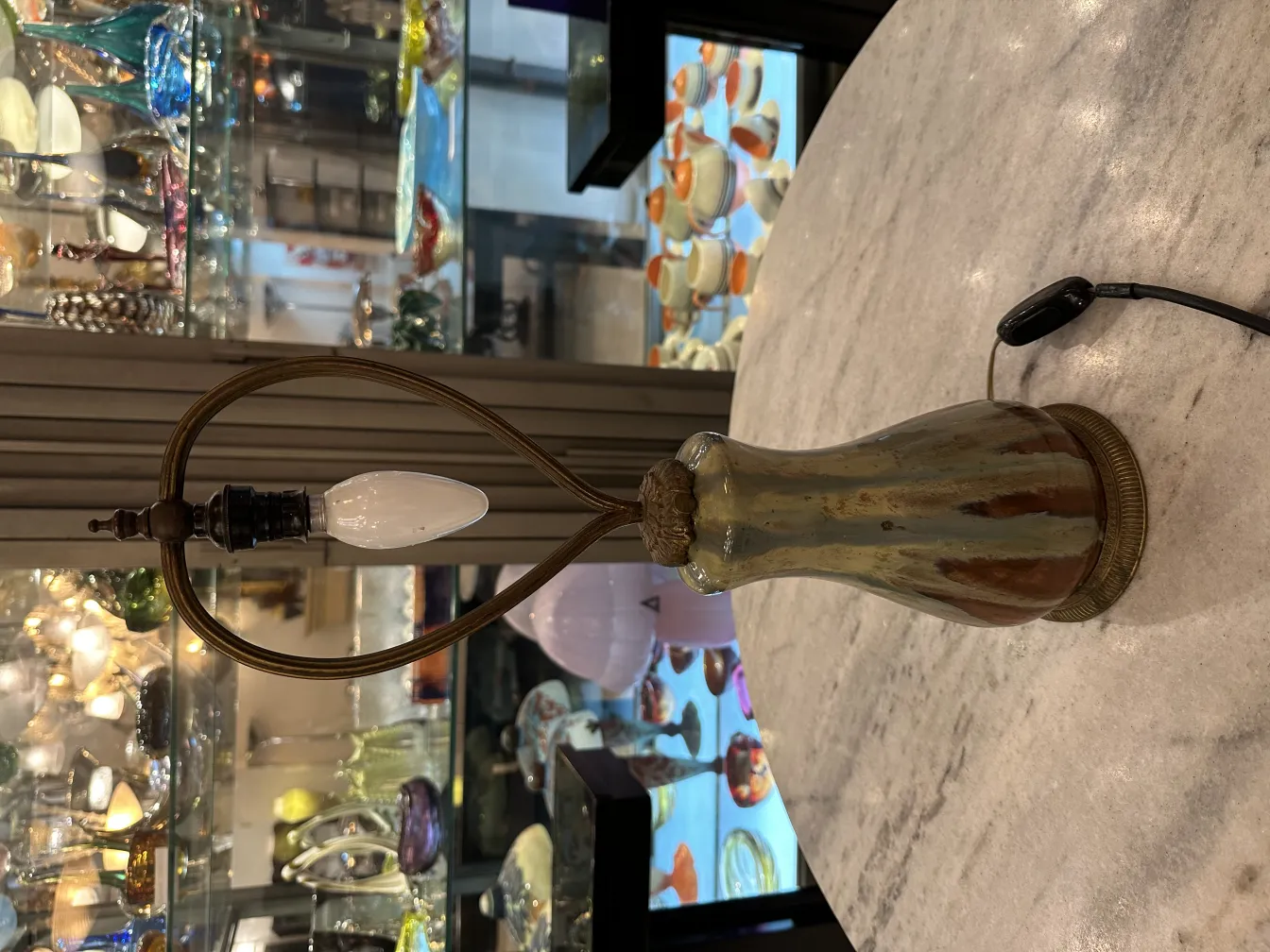 Ancienne lampe de bureau avec un design élégant dans un cadre vintage