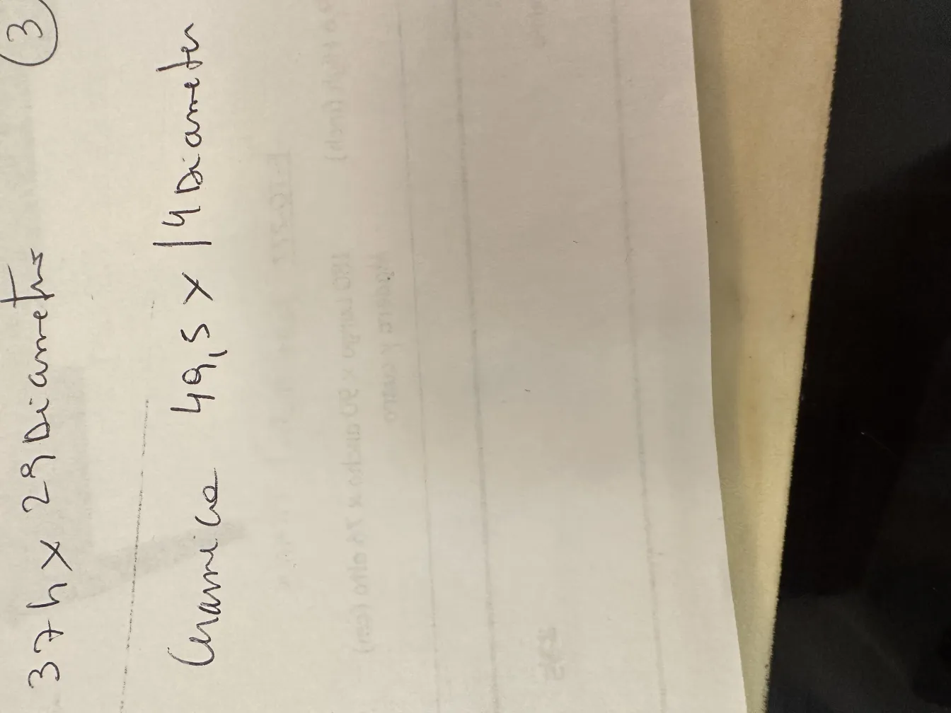 Антикварная настольная лампа в элегантной обстановке с характерными деталями.