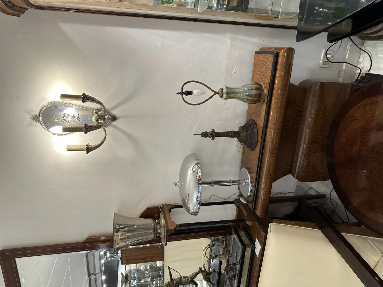 Antique table lamp with classic design, elegant surroundings.