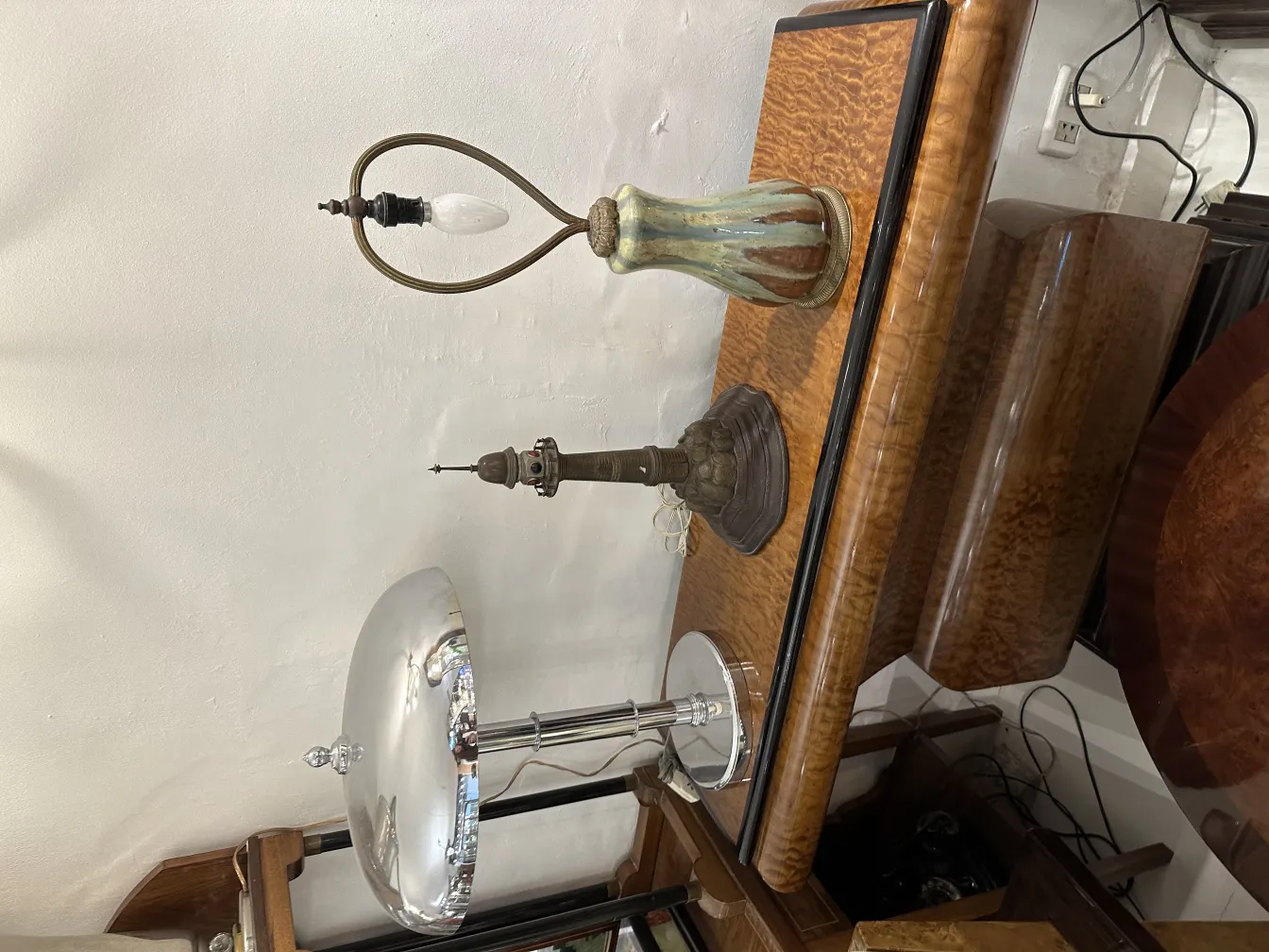 antica lampada da tavolo con base accattivante e forma unica, decorando un tavolo di legno