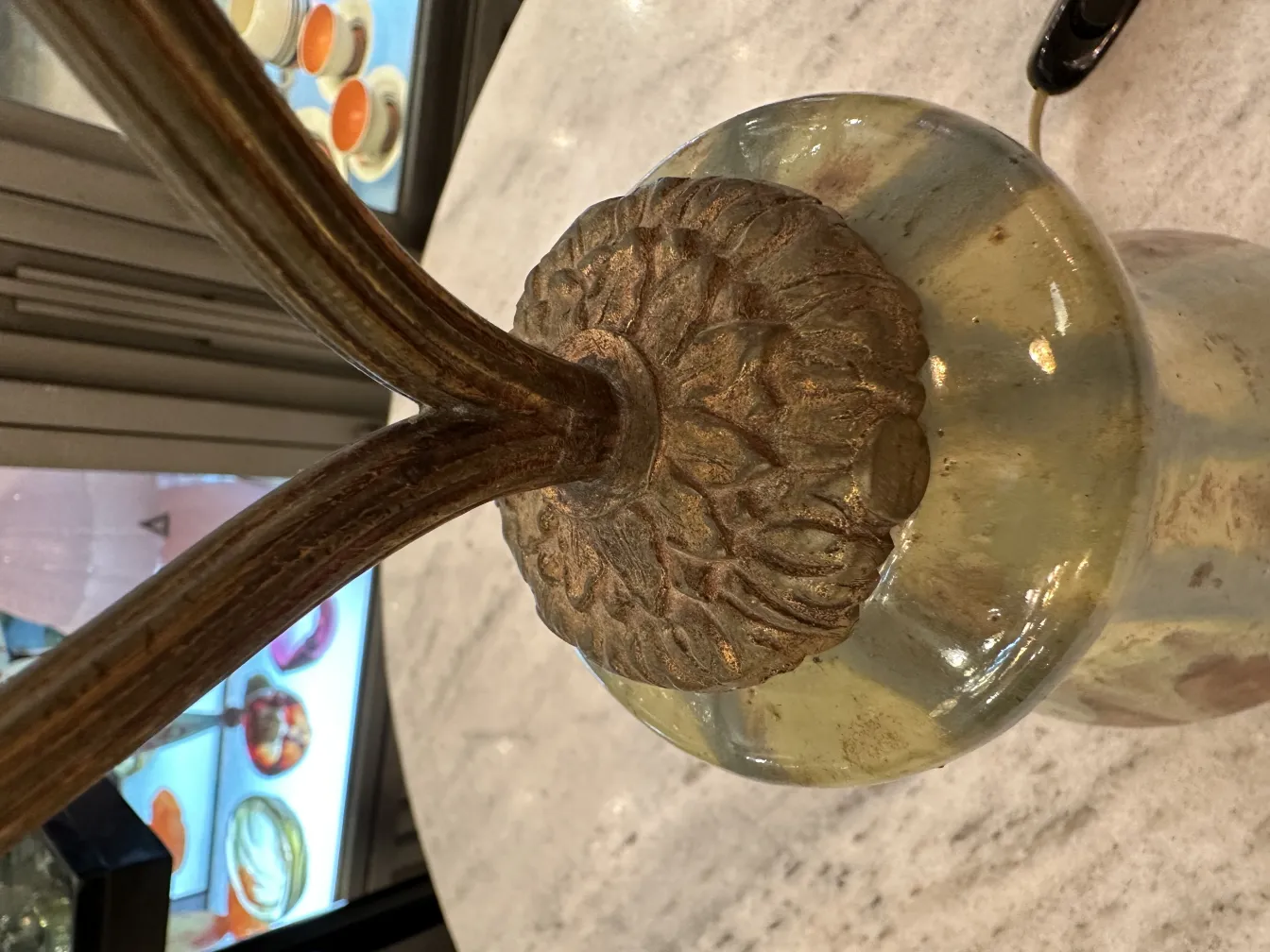 lampada da tavolo antica con bracci orbitali e base decorativa