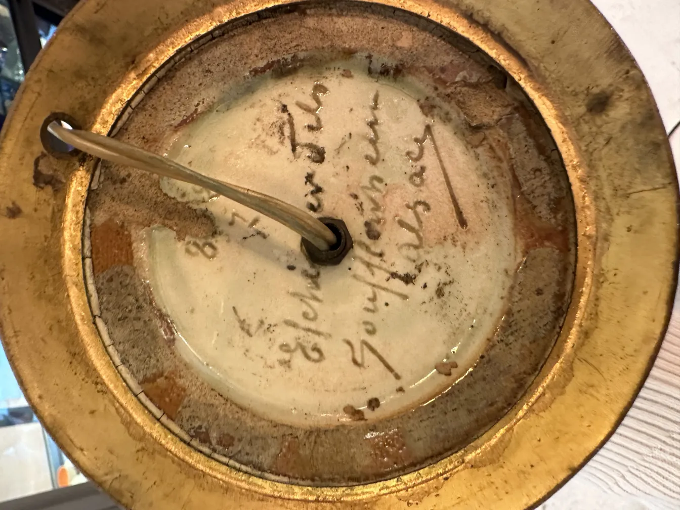 アンティークテーブルランプの底に見える刻印