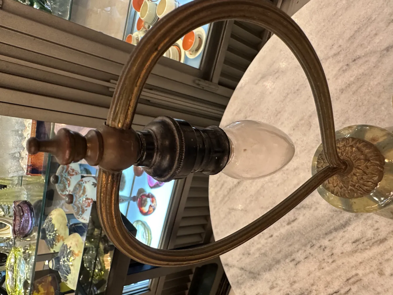 Lampe de bureau antique avec un design élégant dans un cadre classique.