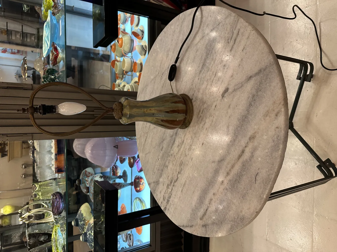 Lampada da tavolo antica con base in vetro, atmosfera elegante.