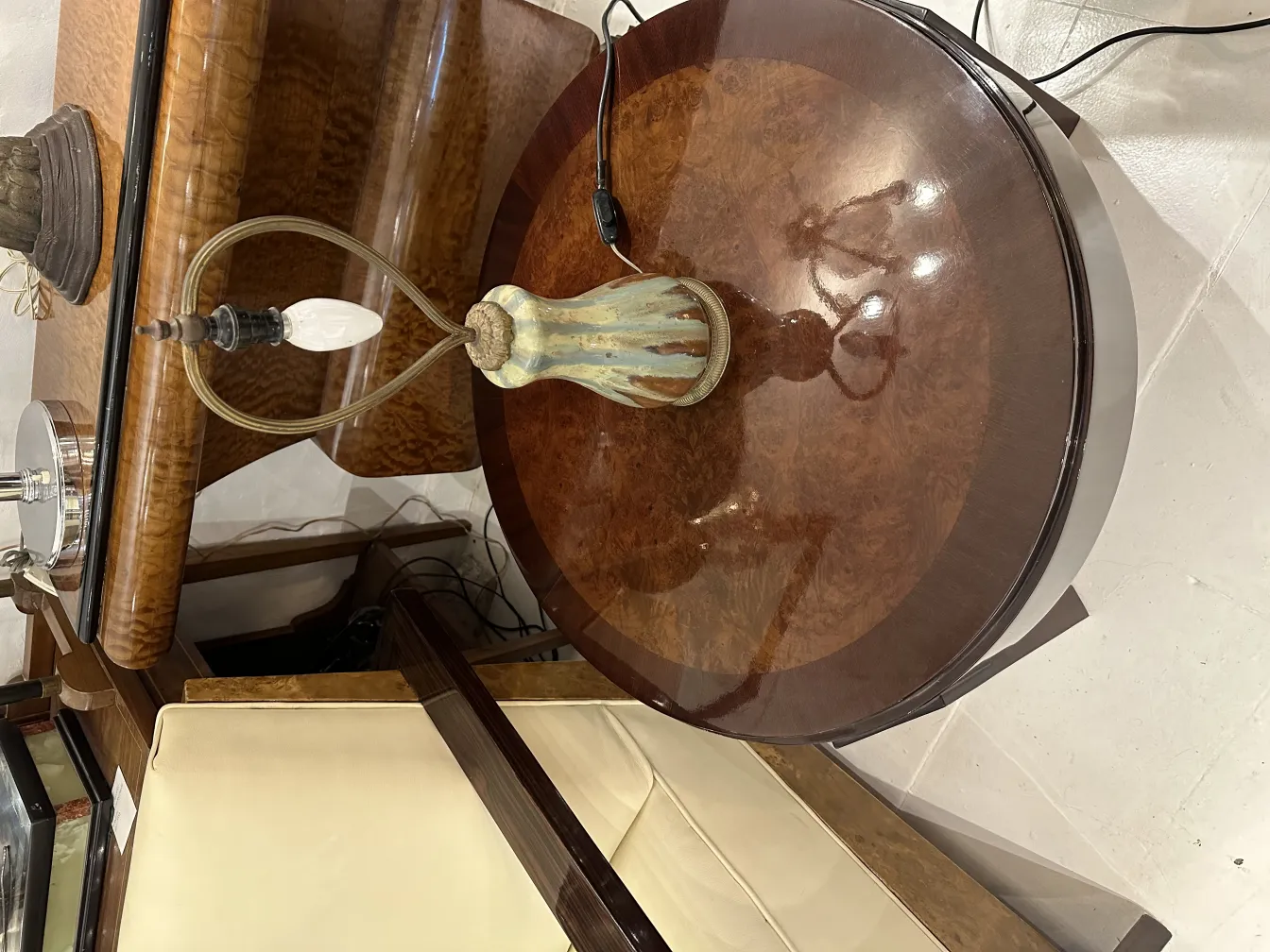 antigua lámpara de mesa, base de diseño único, ambiente acogedor con mesa redonda