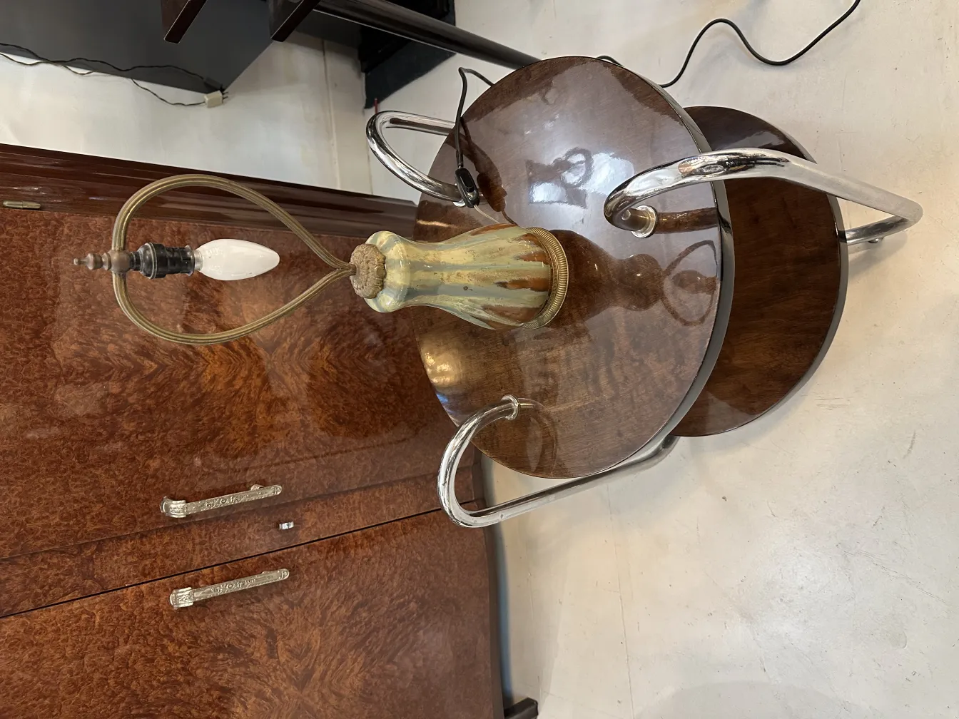 lampara de mesa antigua con base clásica y detalles decorativos, ambiente acogedor