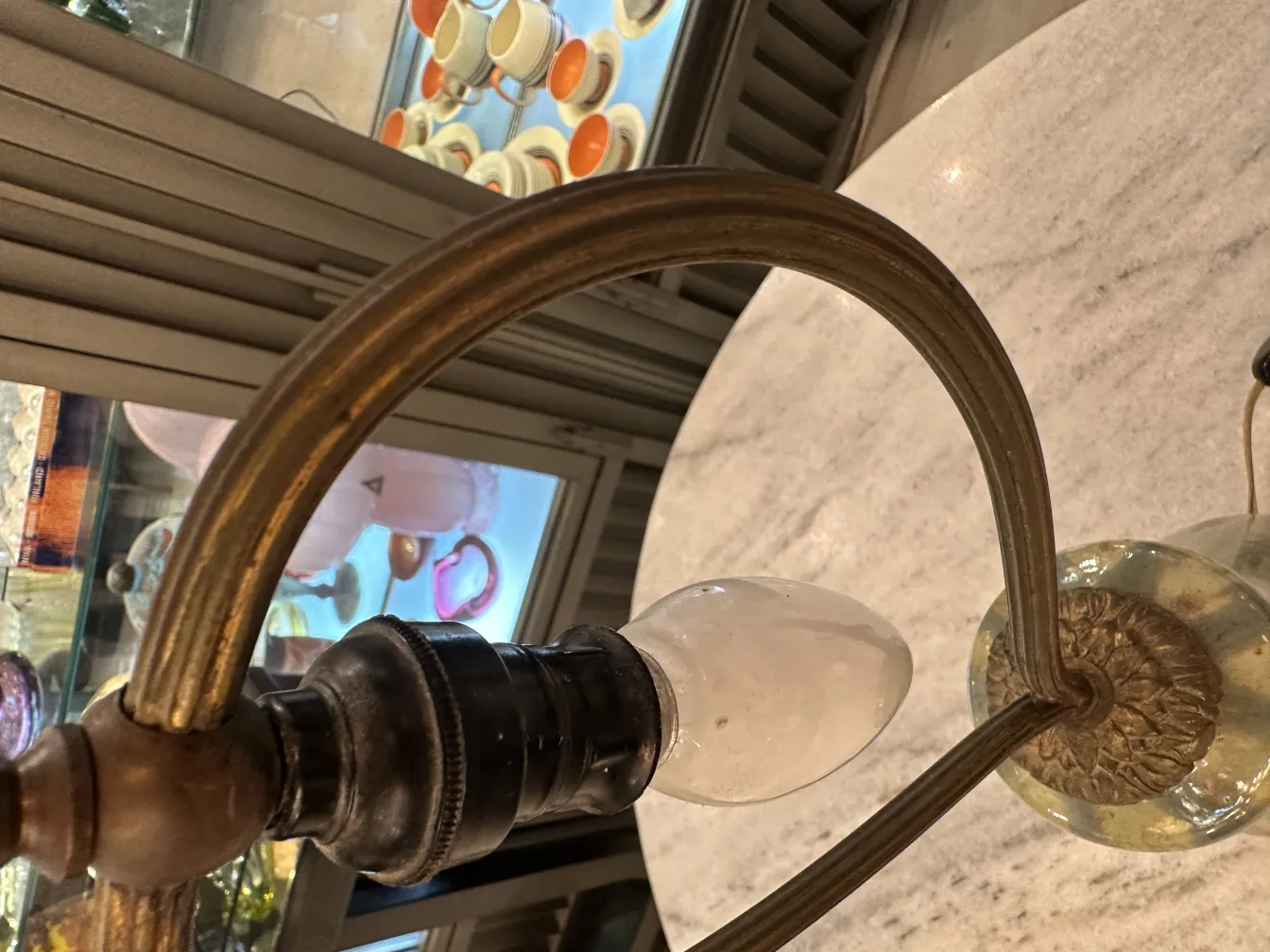 lampara de mesa antigua con diseño clasico y una bombilla