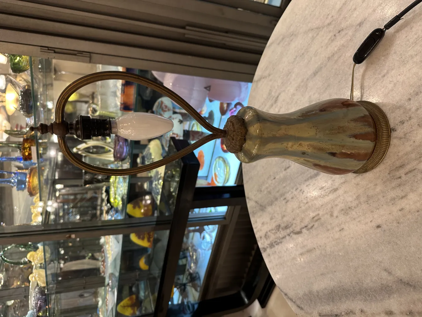 Antigua lámpara de mesa con diseño especial en luz, en un ambiente decorativo.