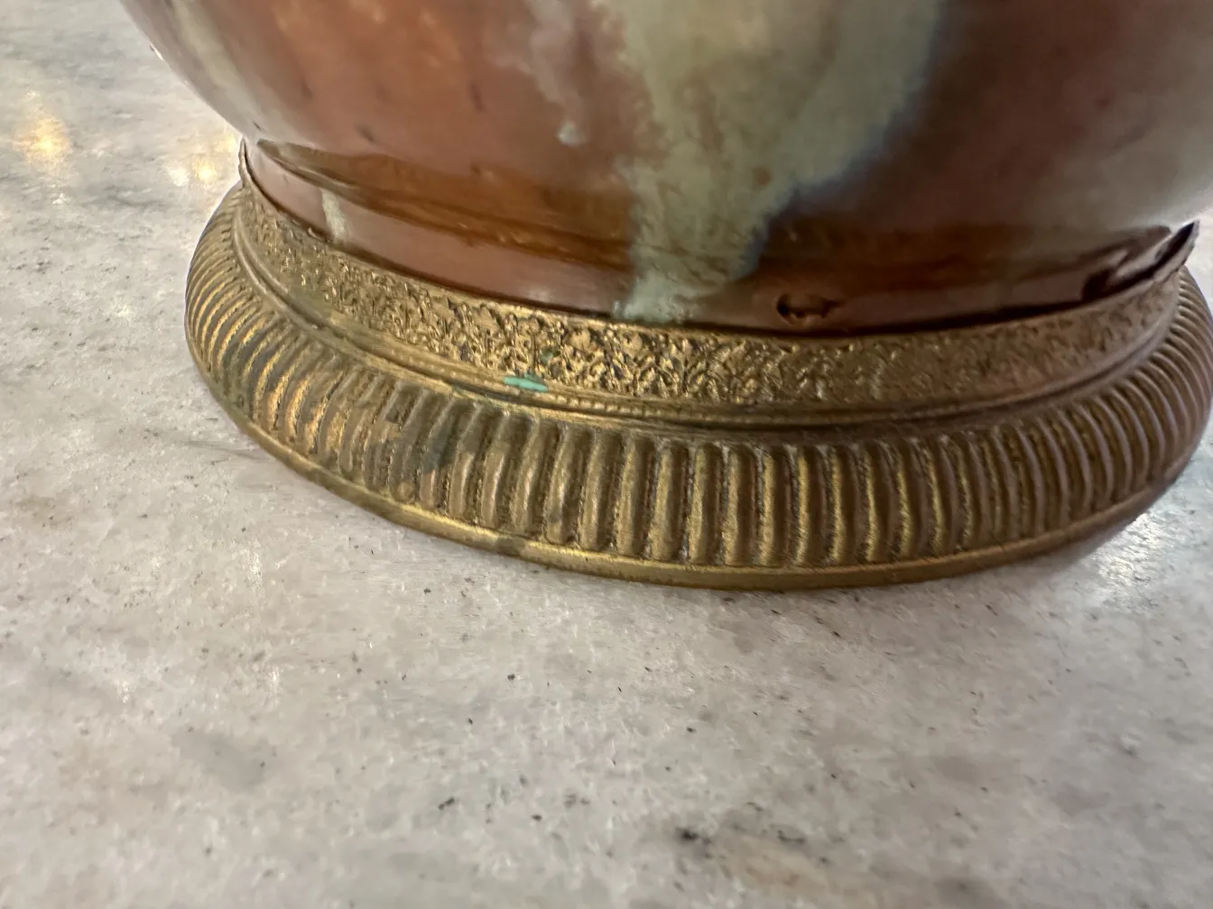 dettaglio della base della lampada da tavolo antica con motivi decorativi