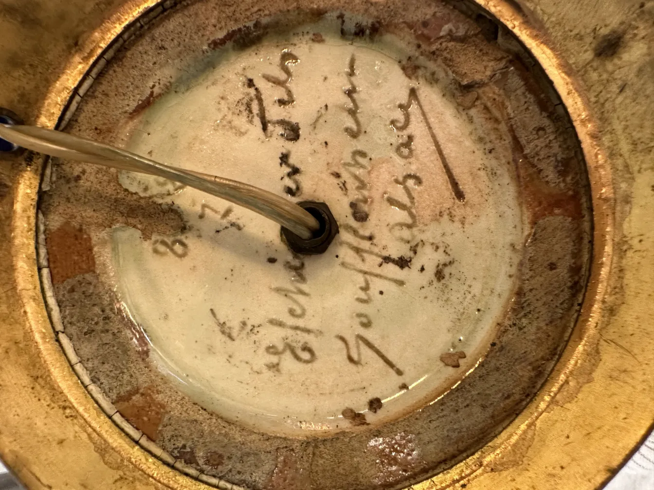 Старая настольная лампа с деталями, уютная атмосфера, внимание к отделке.