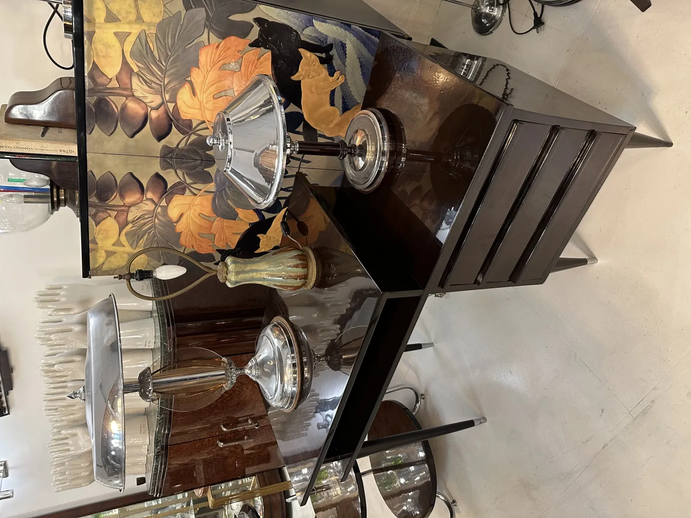 Lampe de bureau antique brillante sur une surface polie, avec un fond décoratif.