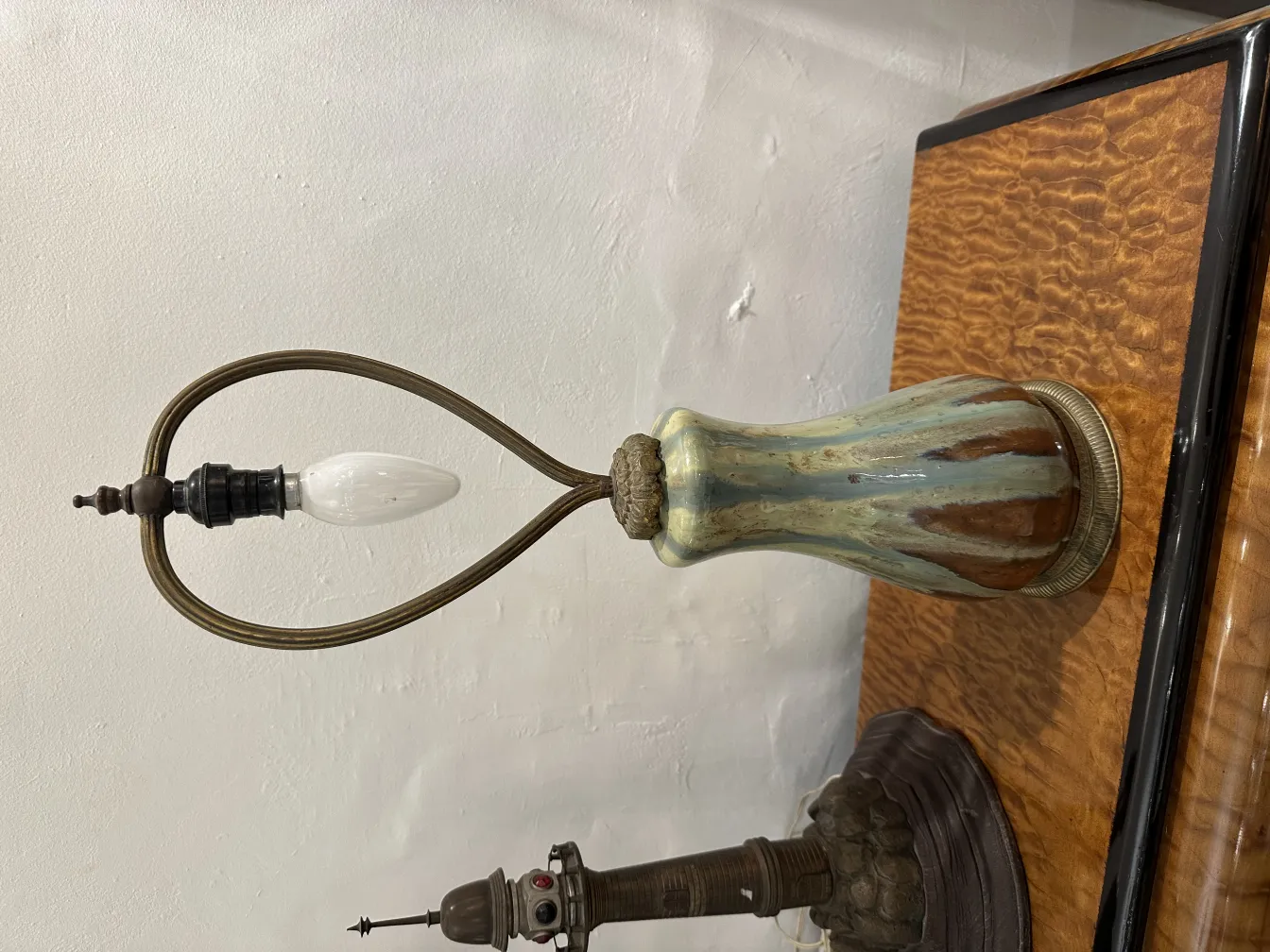 Lampada da tavolo antica con design elegante in un ambiente accogliente.