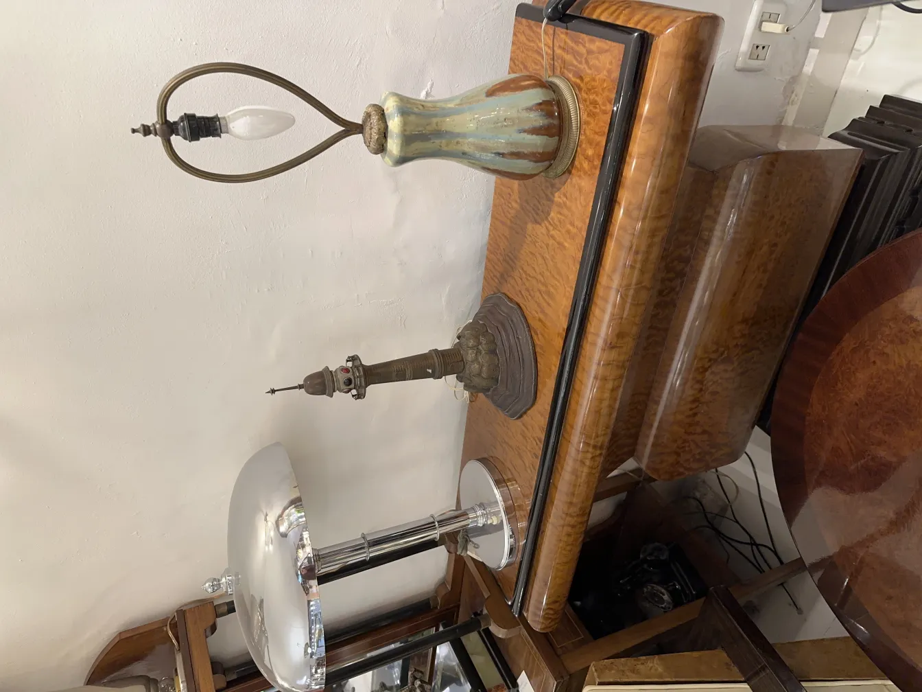 Lampe de bureau antique avec base décorative dans un cadre chaleureux