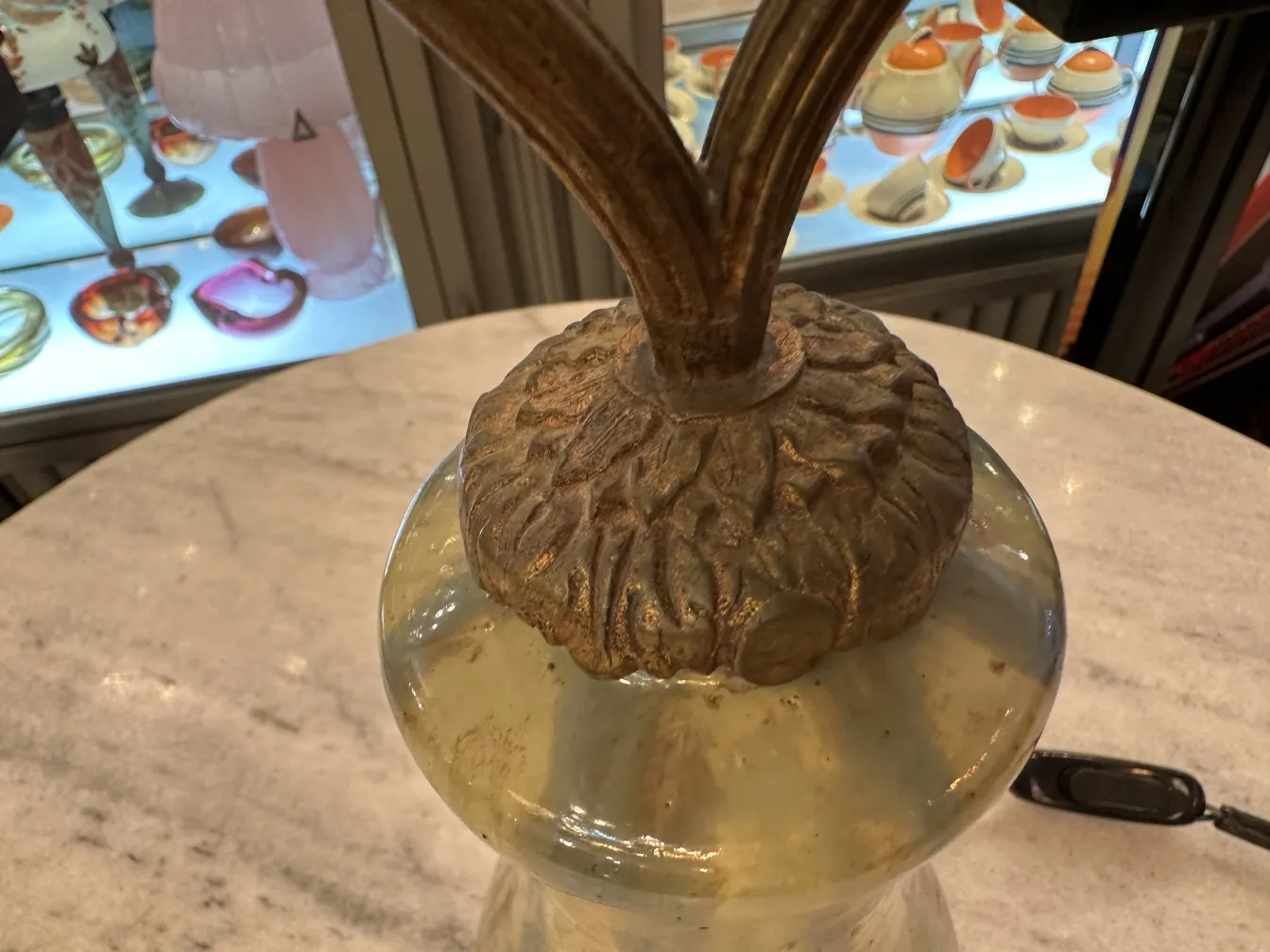 古董台灯带装饰底座，温馨氛围，明亮色调。