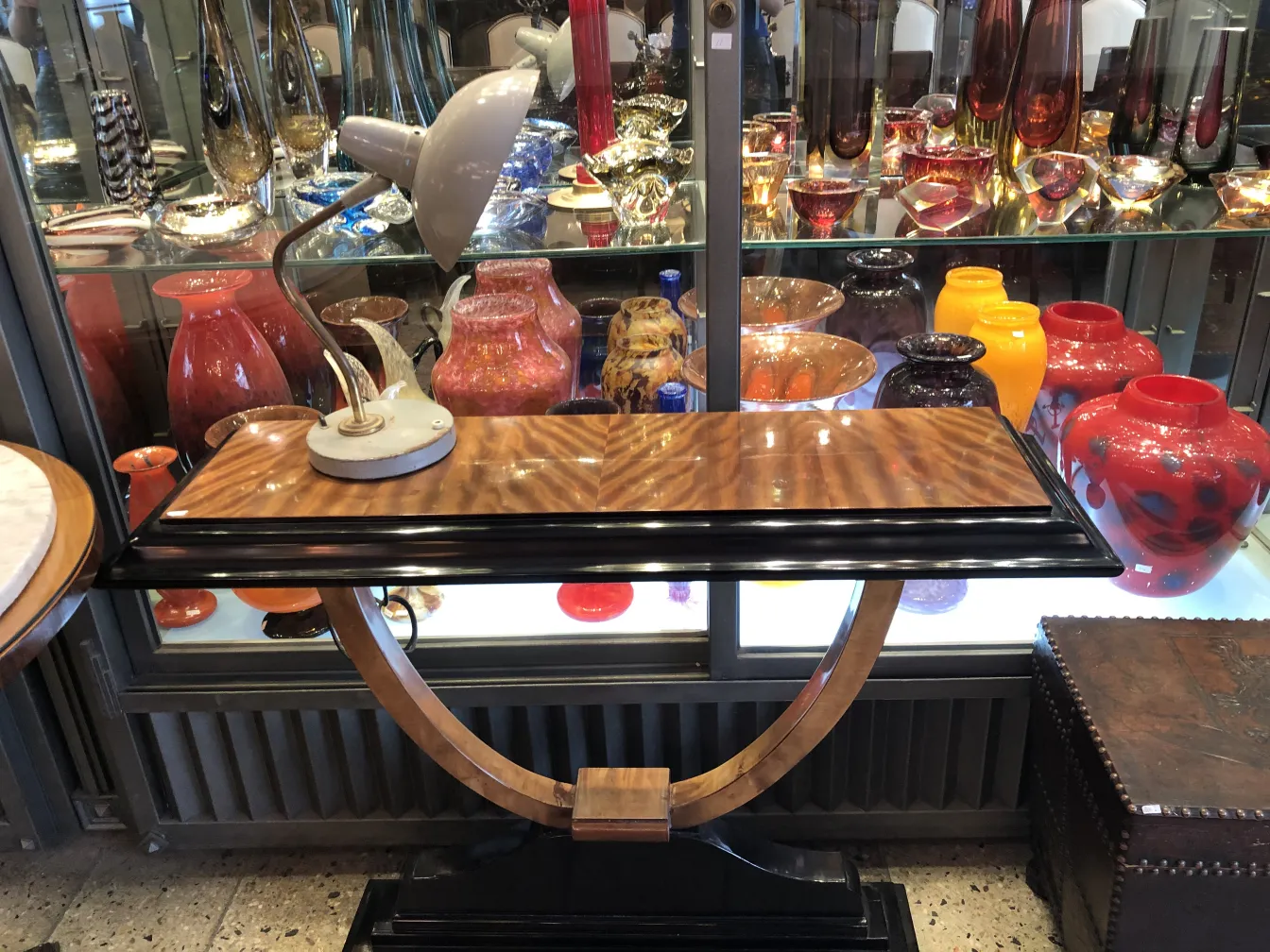 Luminária de mesa antiga em um ambiente elegante com vários vasos coloridos