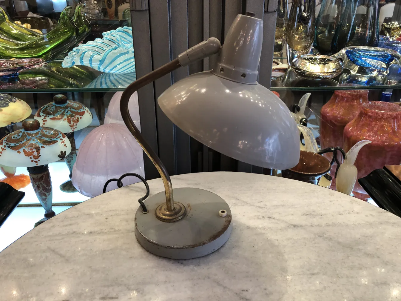 Lámpara de mesa antigua de Serge Mouille en un entorno elegante.