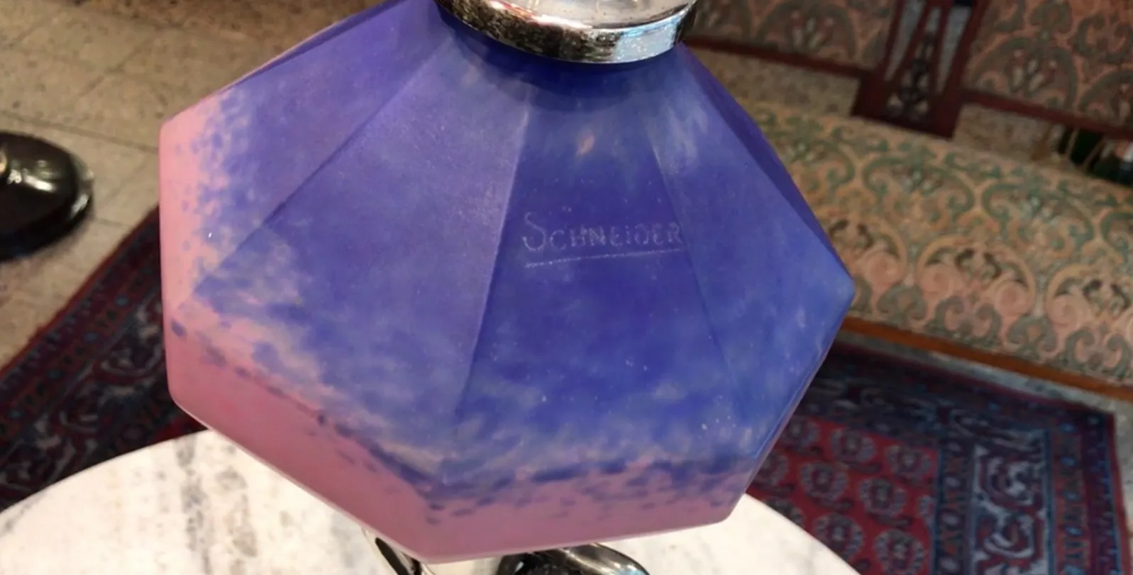 antike tischlampe mit schwarzem fuß und blauem schirm