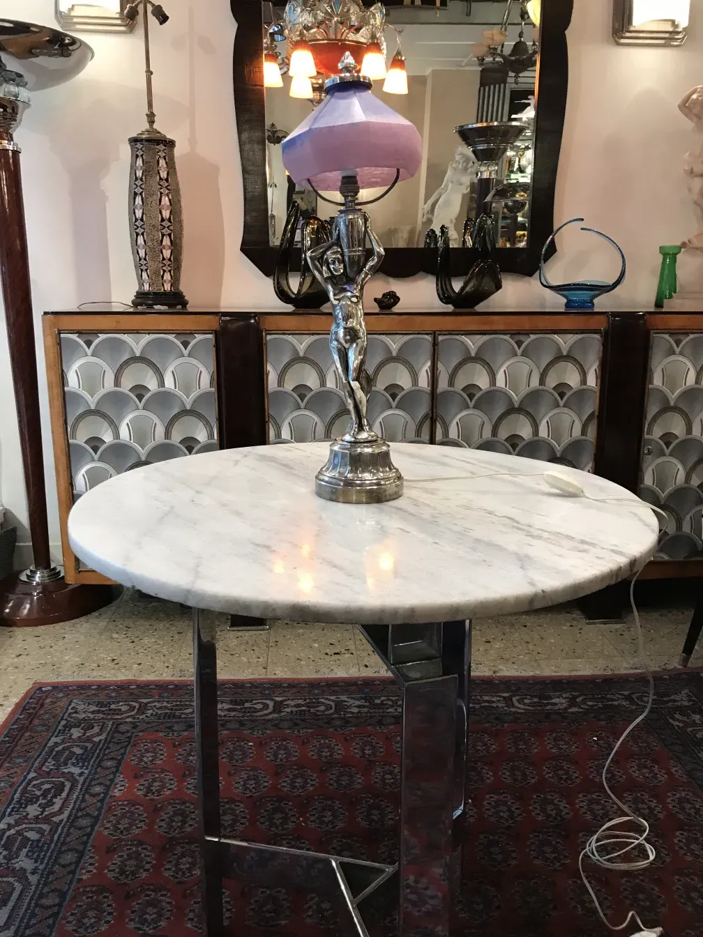 lámpara de mesa antigua con detalles plateados y pantalla morada, ambiente elegante