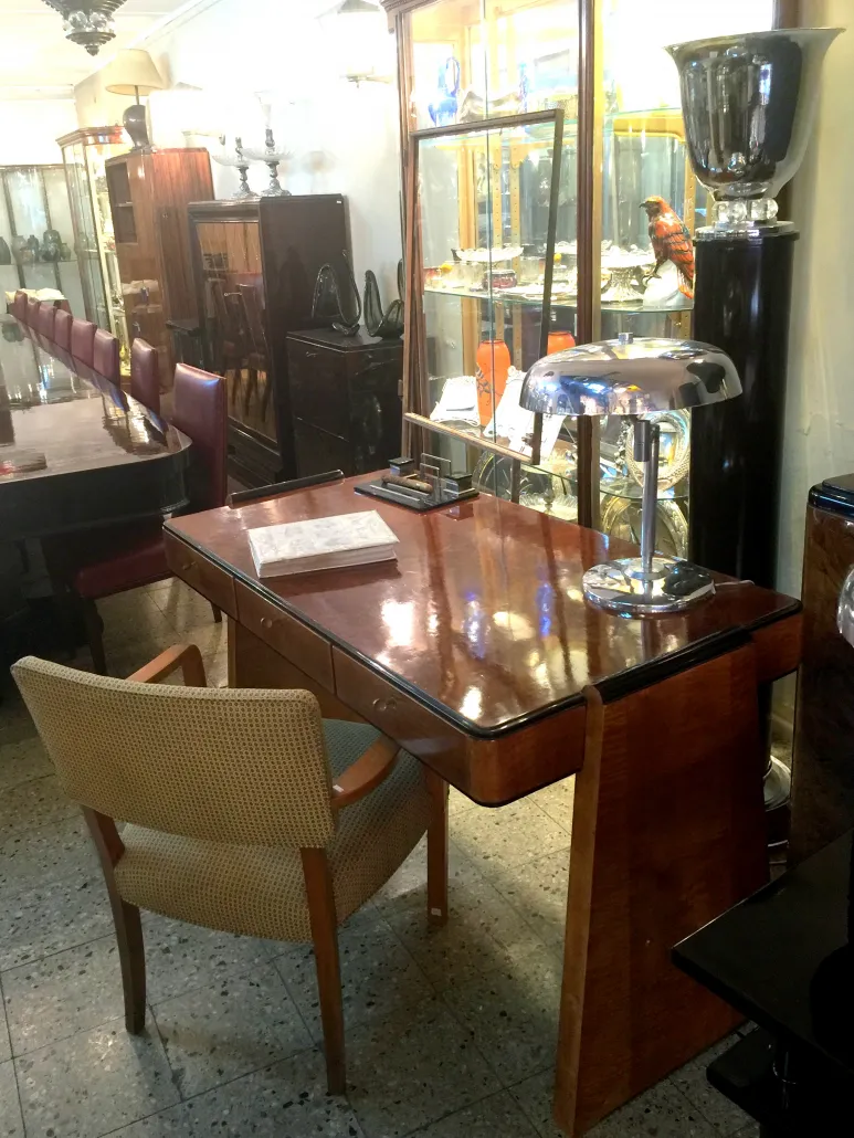 Lampada da tavolo antica con design elegante in un ambiente raffinato e decorativo.