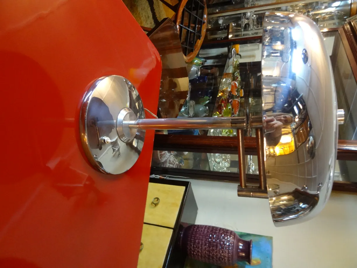 Lampada da tavolo antica con base lucida in ambiente accogliente