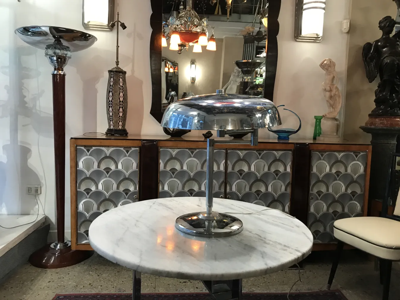 Lámpara de mesa antigua brillante sobre mesa redonda con fondo decorativo