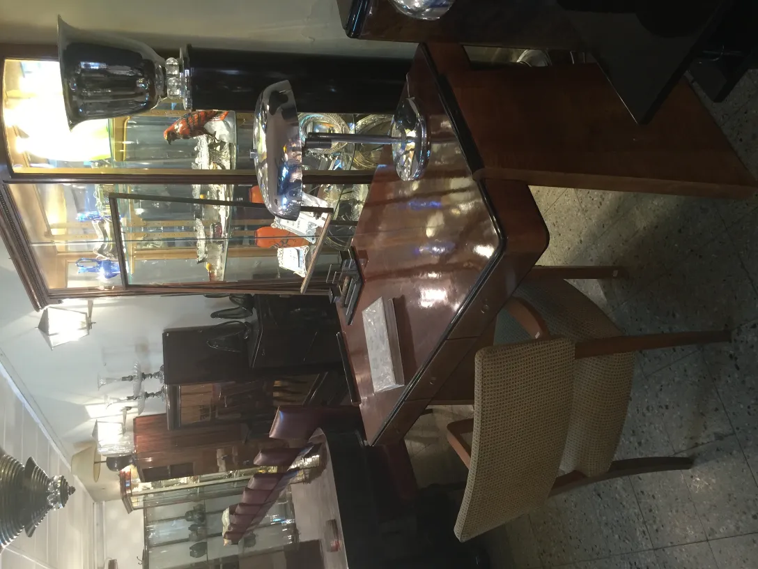 Antiga luminária de mesa com um design elegante, iluminando um ambiente acolhedor.