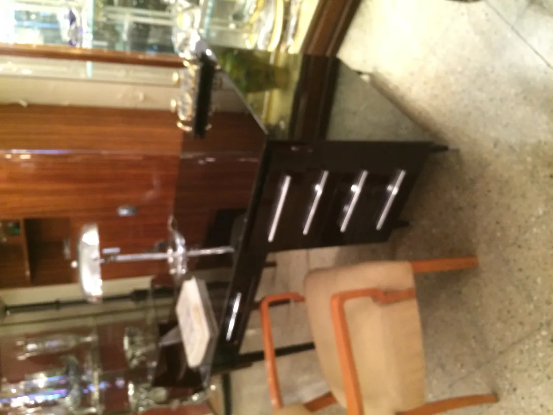 luminária de mesa antiga emitindo luz suave com ambiente acolhedor, detalhes decorativos e design estilizado em um ambiente clássico