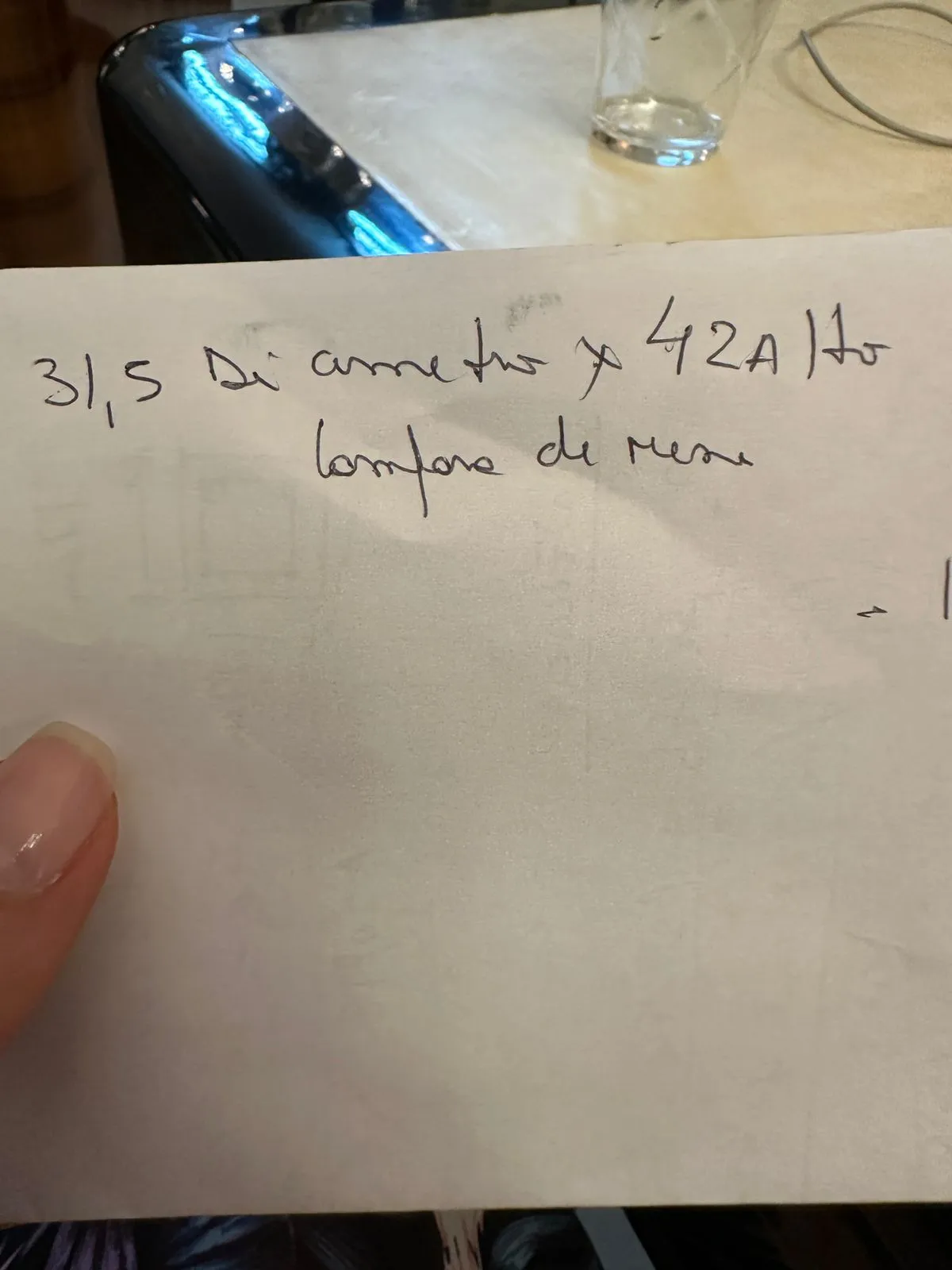 صورة لمصباح طاولة قديم مزخرف بتصميم فريد