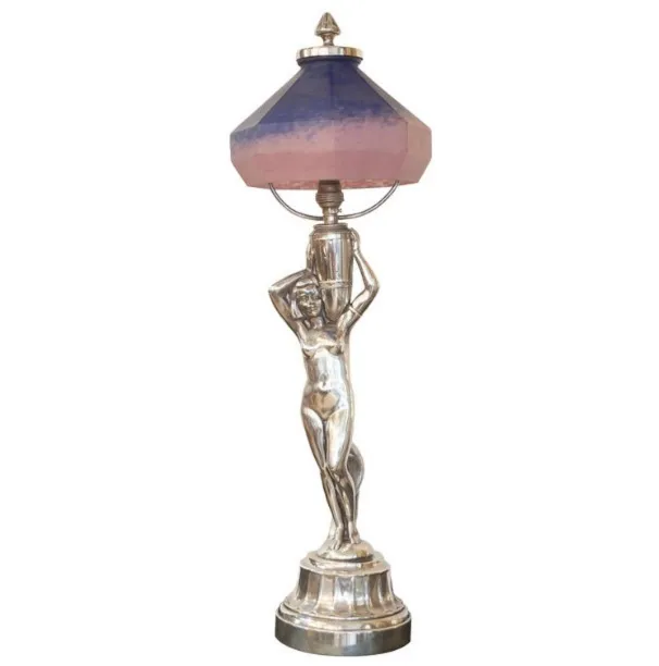 antike Tischlampe mit weiblicher Figur und buntem Schirm