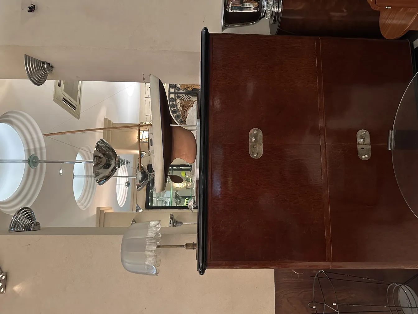 luminária de mesa antiga com cúpula elegante em ambiente clássico