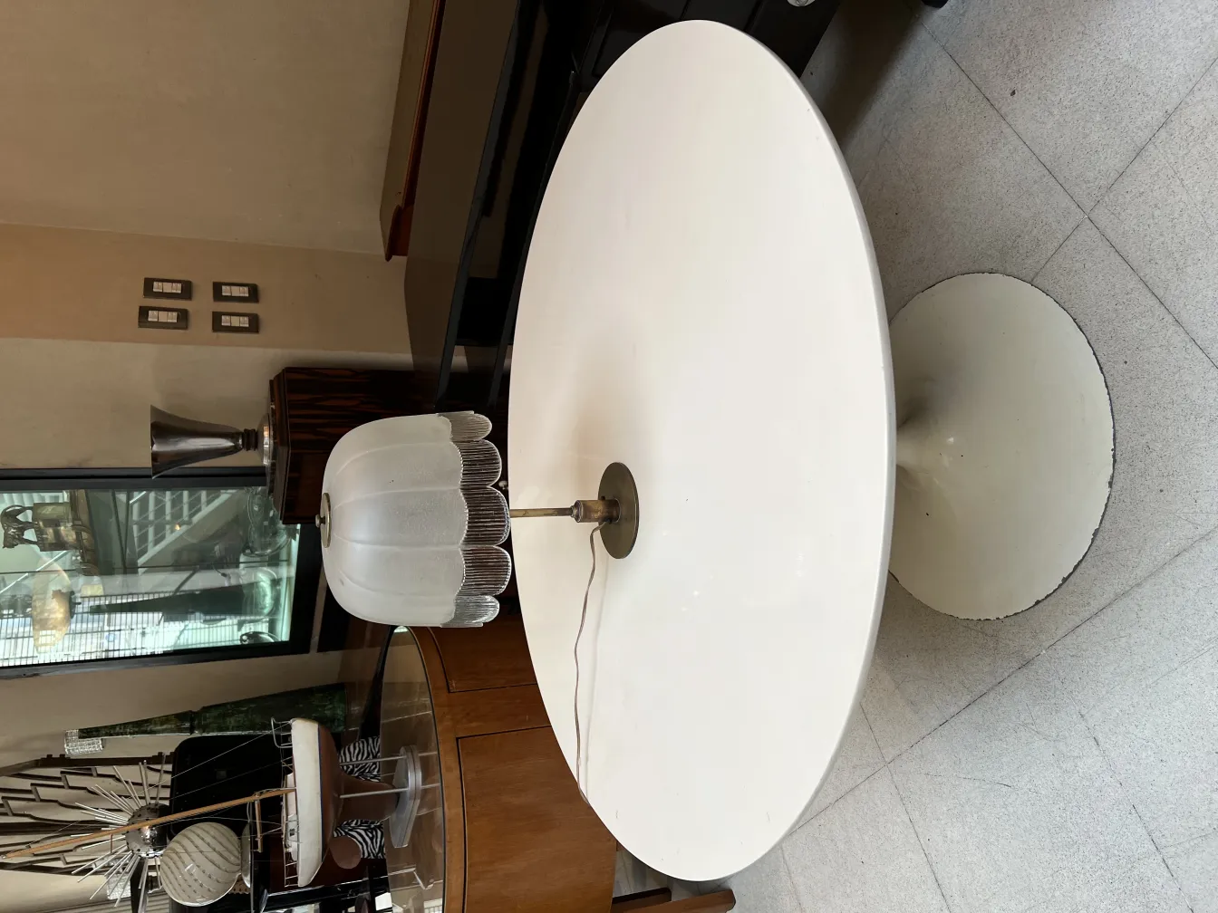 スタイリッシュな部屋にある古いテーブルランプとガラスシェード