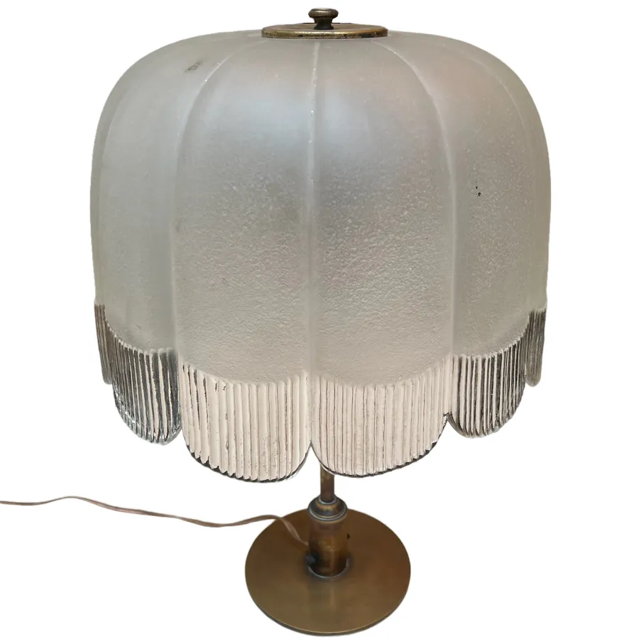 Antike Tischlampe mit dekorativem gewelltem Glasschirm, Metallbasis, sichtbares Kabel