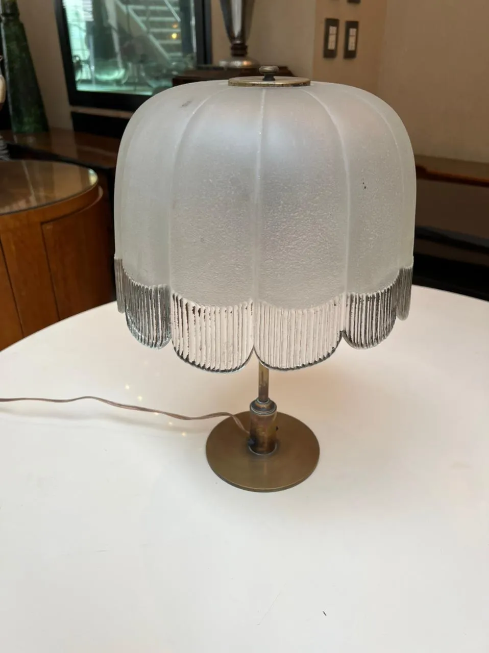 antike tischlampe mit klarem schirm und elegantem design in einer warmen atmosphäre