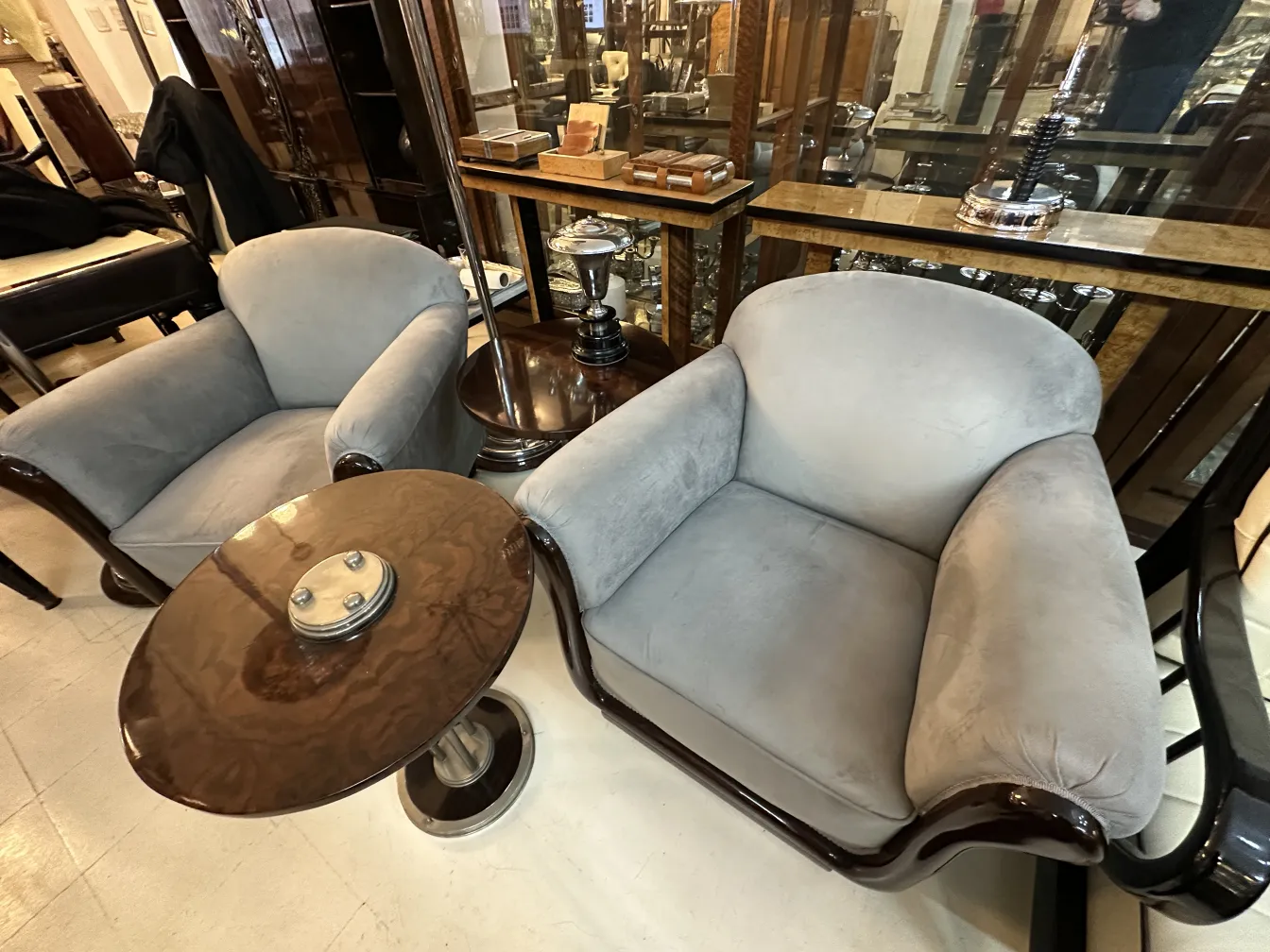 lampe de bureau antique avec base élégante et lumière douce dans un cadre confortable