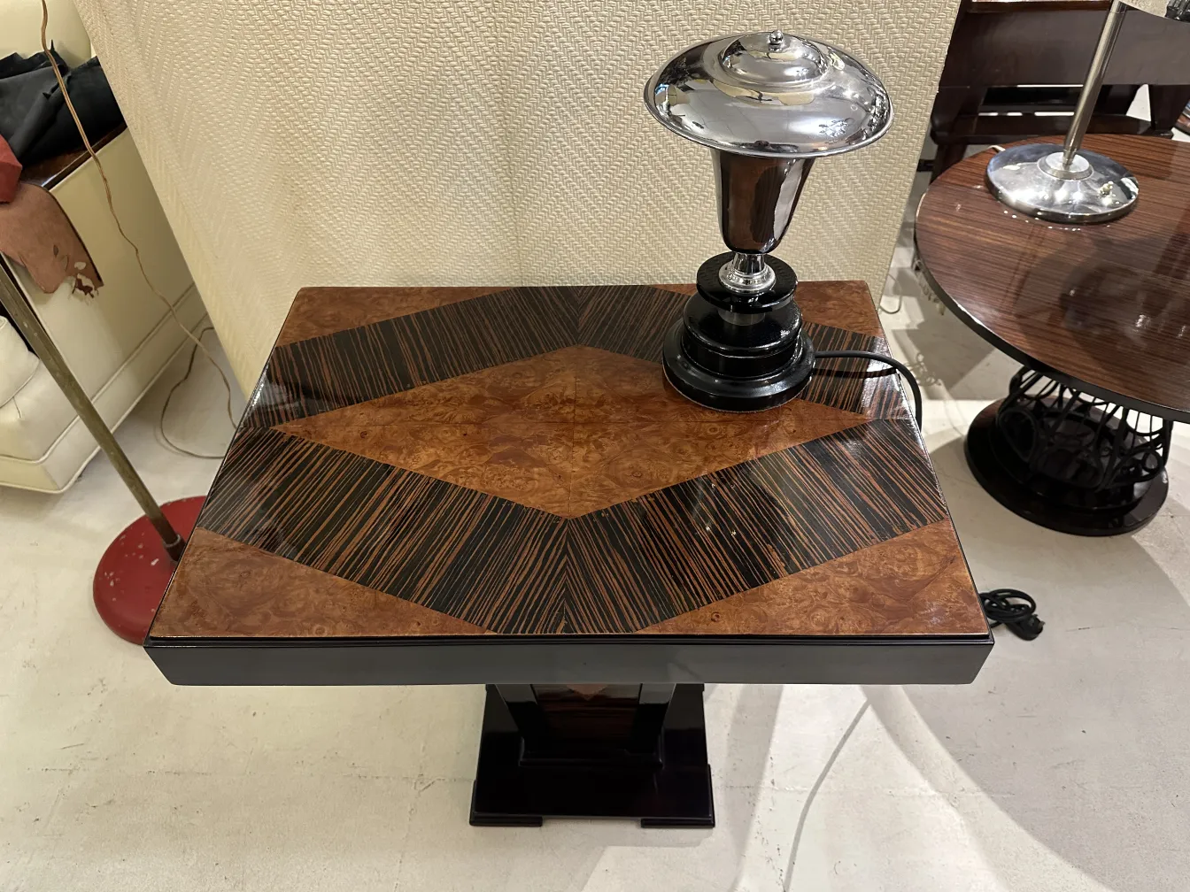 Lampada da tavolo antica con base di design elegante e originale