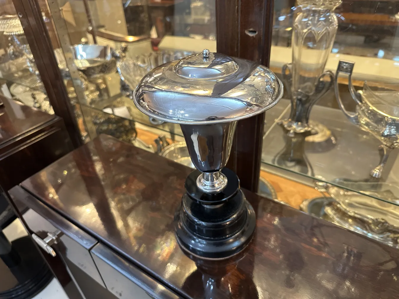 Antike Tischlampe mit glänzendem Design, Ausstellungsumgebung