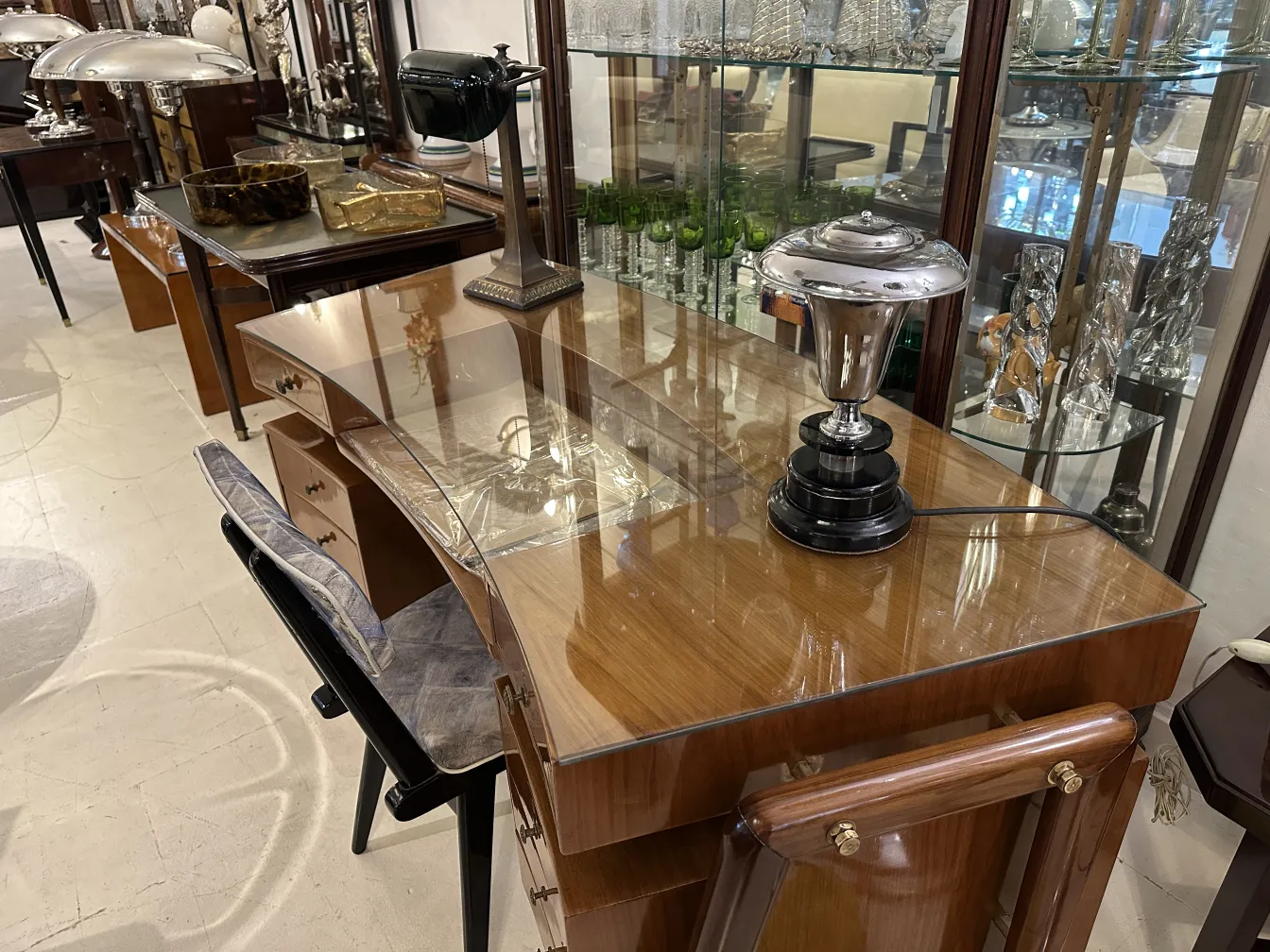 Lampada da tavolo antica elegante su una scrivania lucida con decorazioni