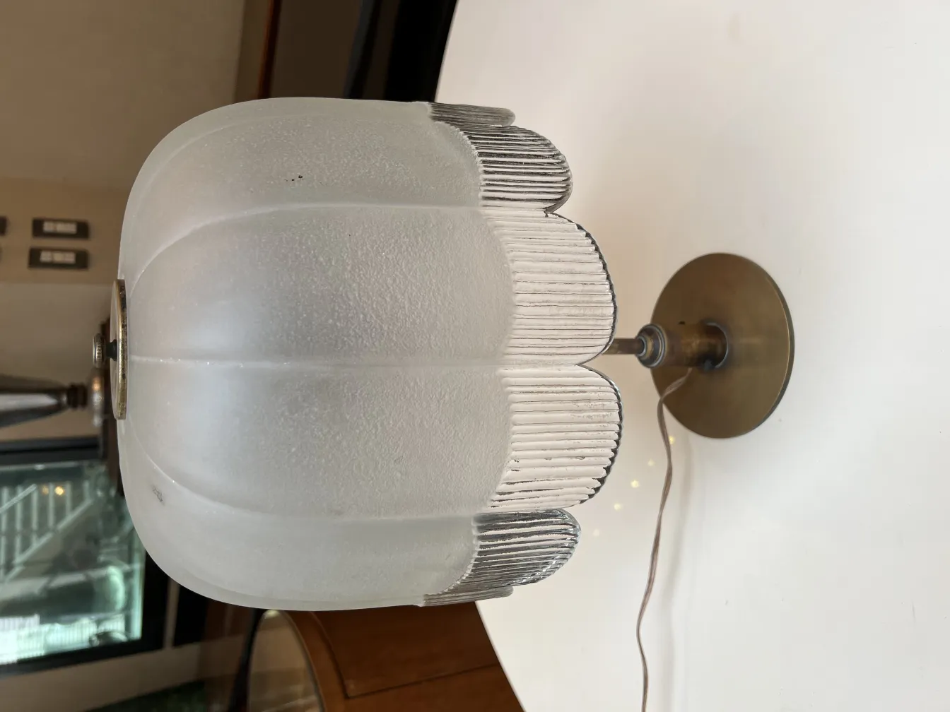 luminária de mesa antiga com design elegante e base única