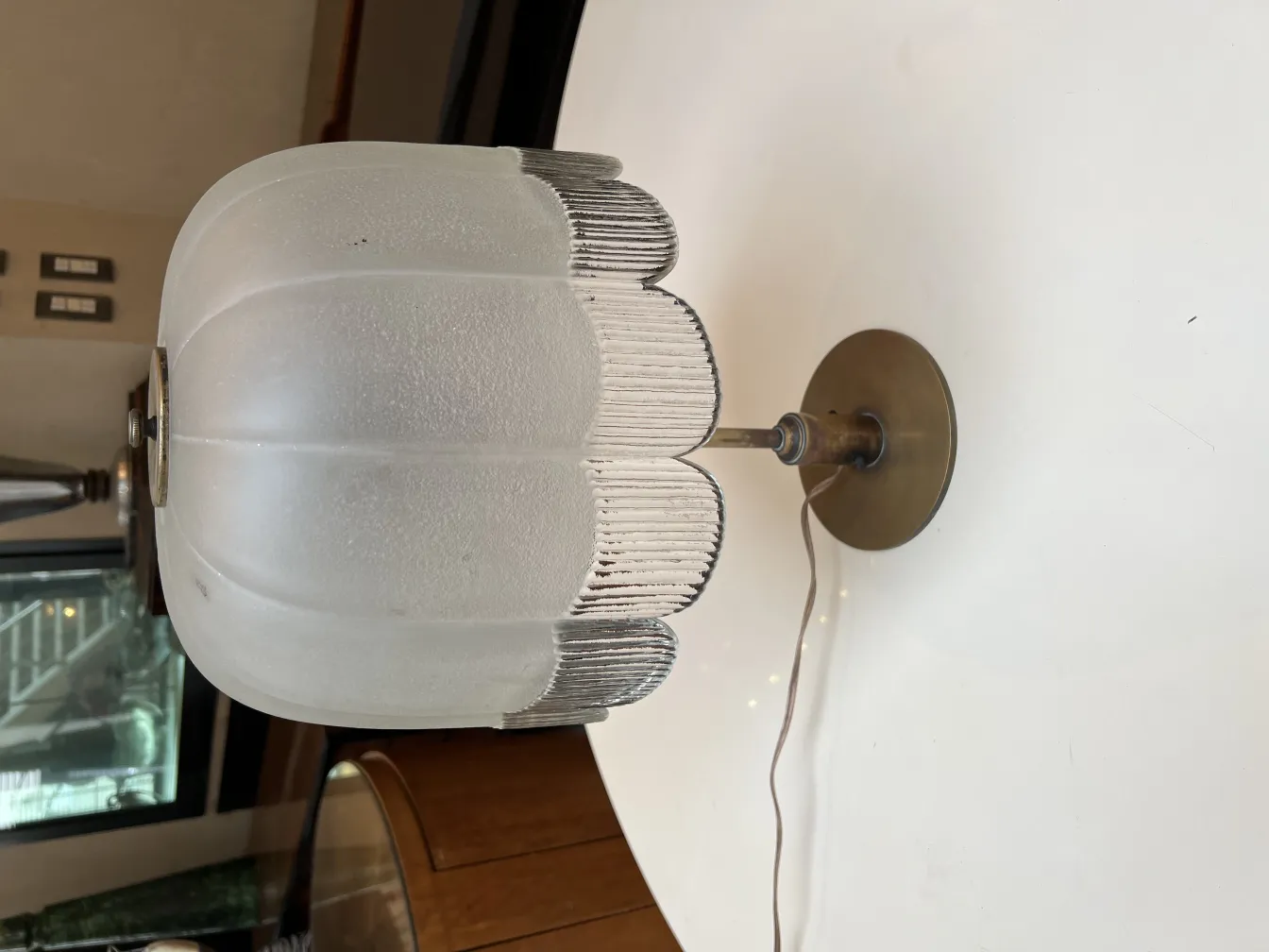 lampe de bureau ancienne avec lumière douce et base en métal, décorative