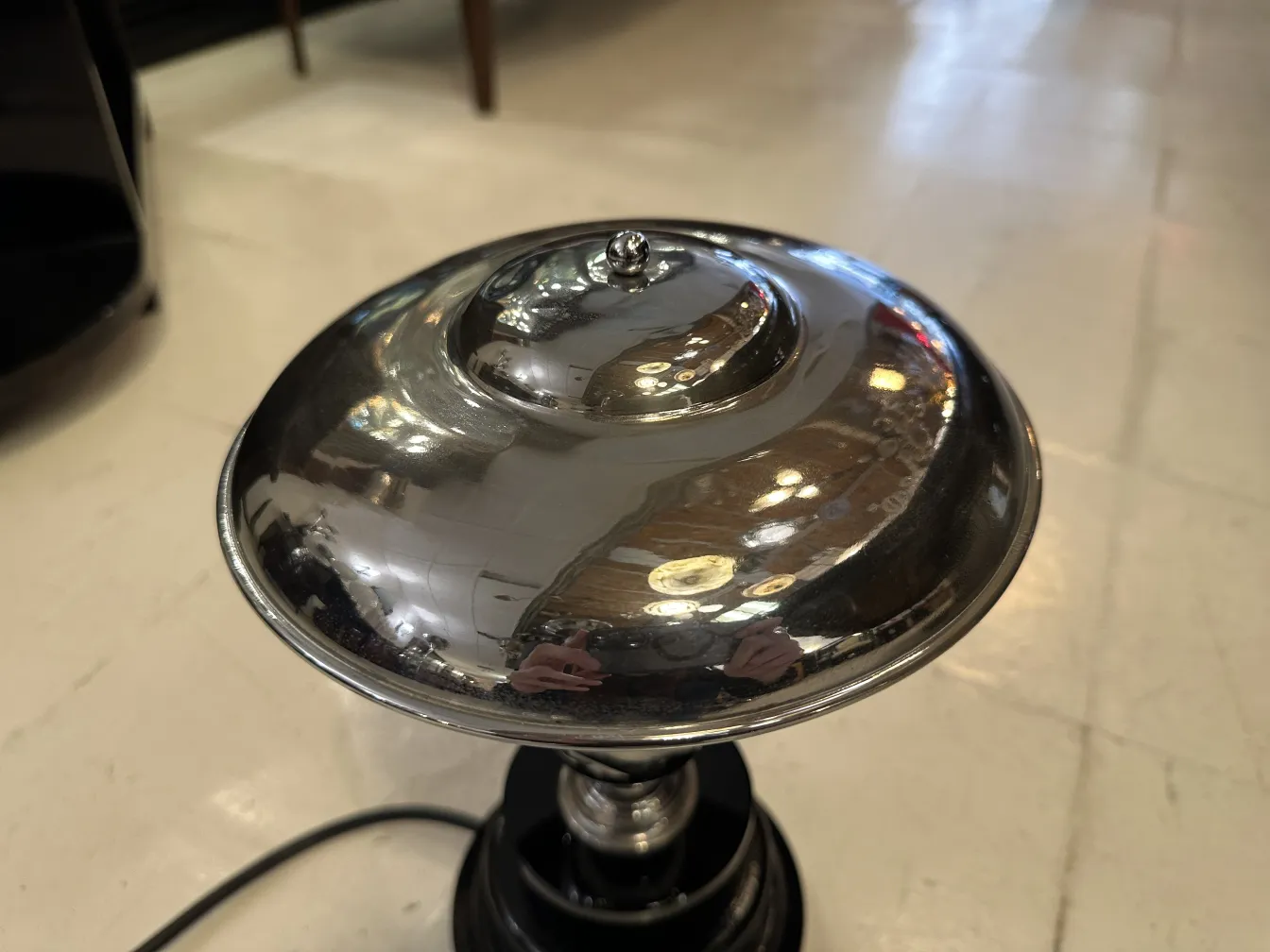 lampara de mesa antigua con acabado brillante