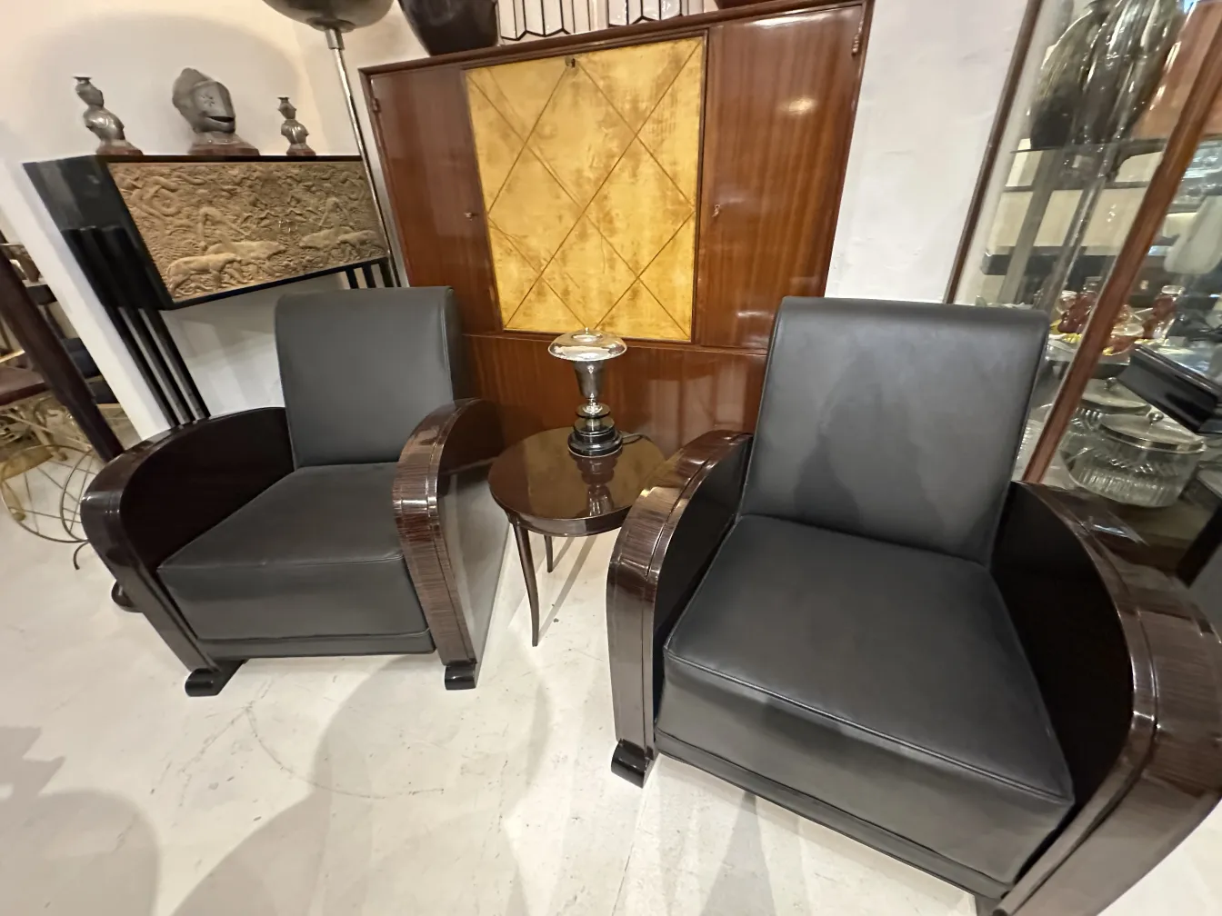 lampada da tavolo antica con base decorativa in ambiente elegante